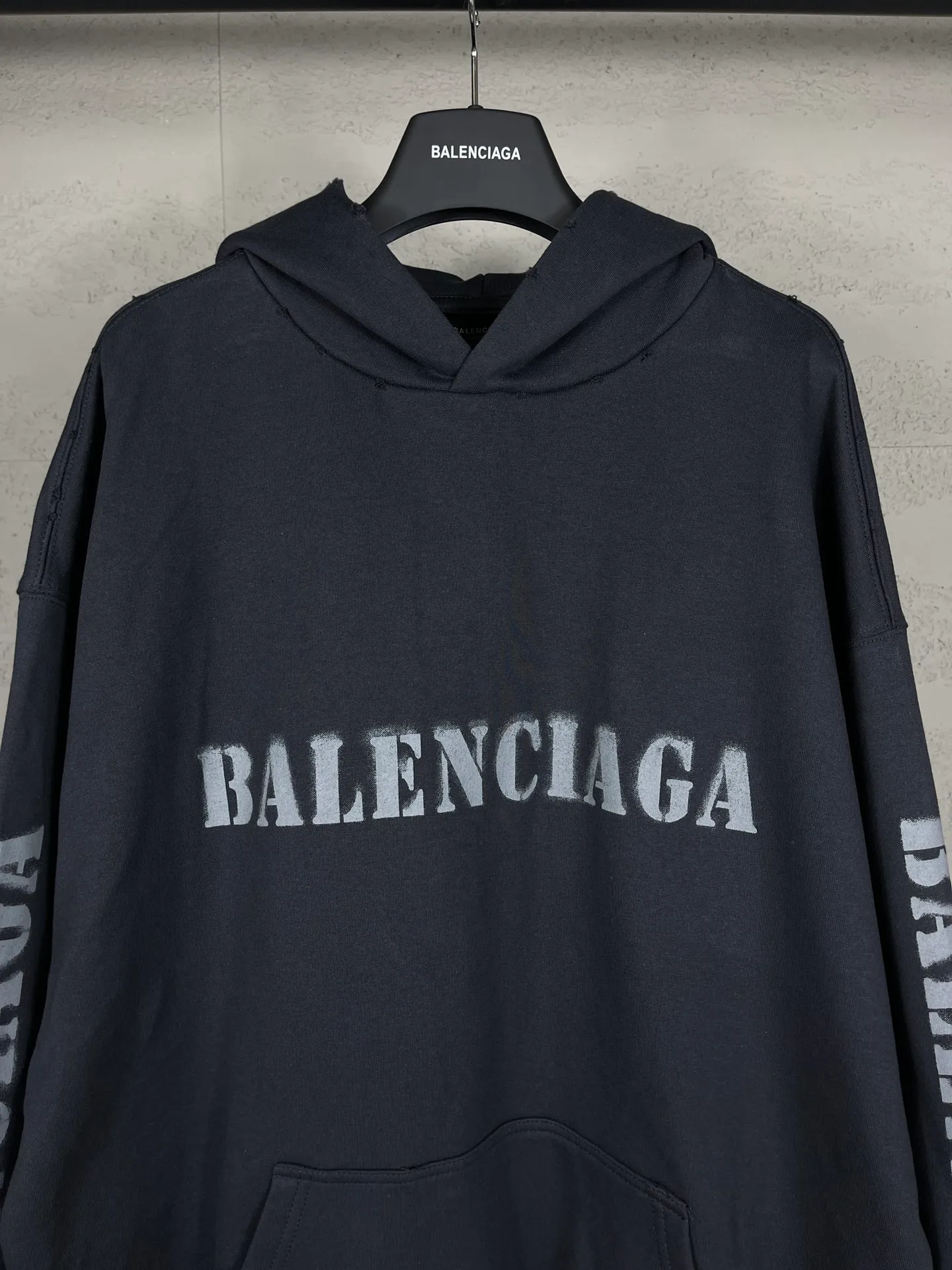 🅿️330 real photos [Top version. Official website quality] BALENCI*GA/Paris. 2024 new style blurred letter LOGO printed ready-to-wear wash-worn hooded sweatshirt. Brick cabinets are synchronized. Genuine products are developed at the first time, and you can print and compare! The fabric is made of Paris ZP custom-woven and dyed cotton terry sweatshirt. Weighing 460 grams, the cloth surface is clean. The cloth pattern is clear, soft and comfortable. The threads are dyed with no color difference. The classic LOGO is printed with environmentally friendly imported materials and dot direct printing technology, with a three-dimensional effect. Restored brick cabinet. Ready-made clothes are worn and worn, different market currency, welcome to compare, the version adopts OS loose shoulder version. Same style for men and women Coding: BL238918 Color: Gray Blue Size: XS S M L