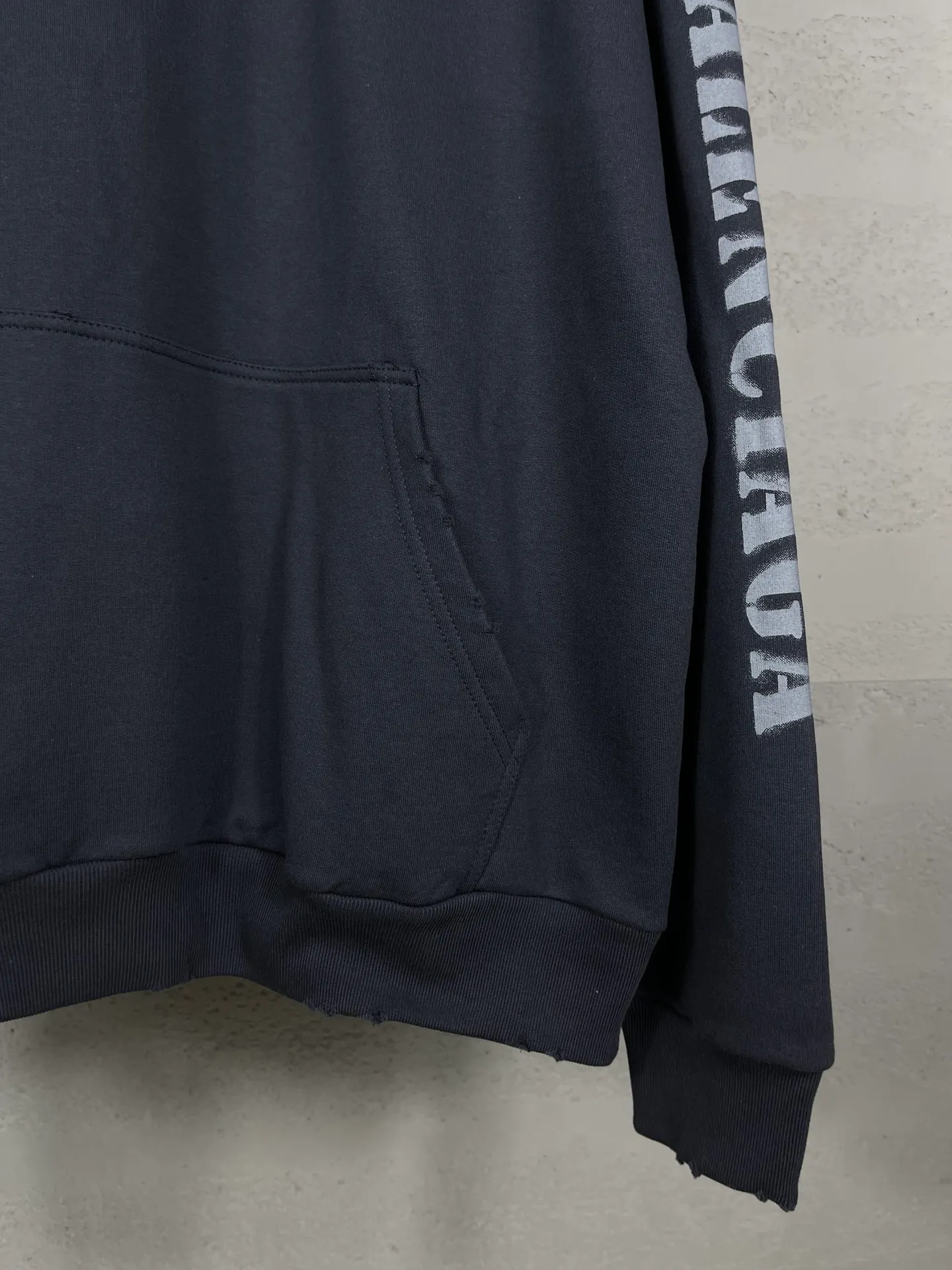 🅿️330 real photos [Top version. Official website quality] BALENCI*GA/Paris. 2024 new style blurred letter LOGO printed ready-to-wear wash-worn hooded sweatshirt. Brick cabinets are synchronized. Genuine products are developed at the first time, and you can print and compare! The fabric is made of Paris ZP custom-woven and dyed cotton terry sweatshirt. Weighing 460 grams, the cloth surface is clean. The cloth pattern is clear, soft and comfortable. The threads are dyed with no color difference. The classic LOGO is printed with environmentally friendly imported materials and dot direct printing technology, with a three-dimensional effect. Restored brick cabinet. Ready-made clothes are worn and worn, different market currency, welcome to compare, the version adopts OS loose shoulder version. Same style for men and women Coding: BL238918 Color: Gray Blue Size: XS S M L
