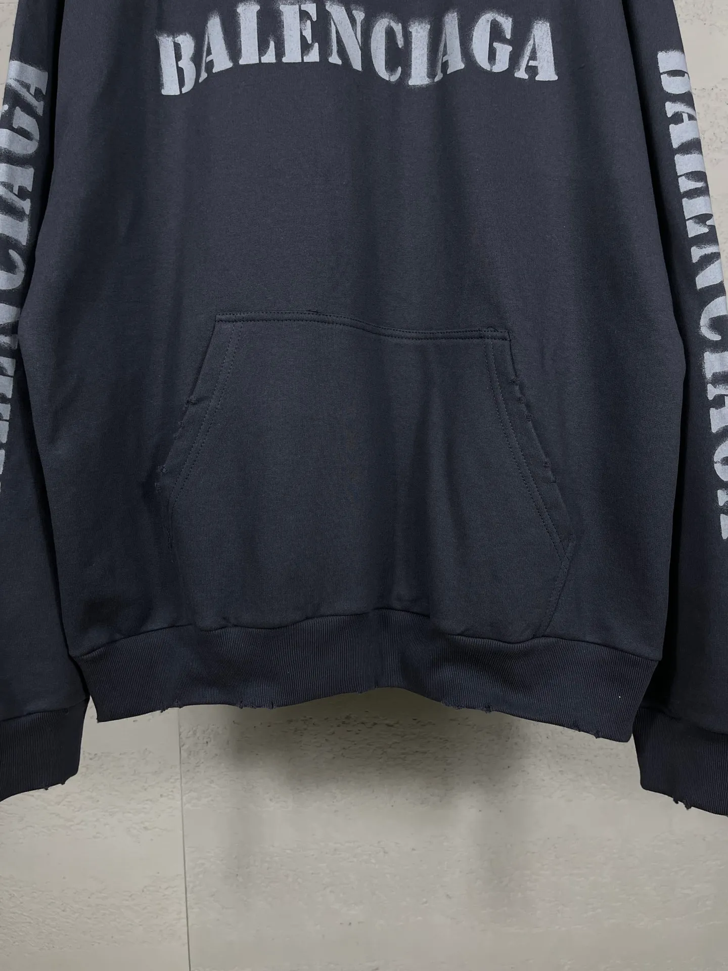 🅿️330 real photos [Top version. Official website quality] BALENCI*GA/Paris. 2024 new style blurred letter LOGO printed ready-to-wear wash-worn hooded sweatshirt. Brick cabinets are synchronized. Genuine products are developed at the first time, and you can print and compare! The fabric is made of Paris ZP custom-woven and dyed cotton terry sweatshirt. Weighing 460 grams, the cloth surface is clean. The cloth pattern is clear, soft and comfortable. The threads are dyed with no color difference. The classic LOGO is printed with environmentally friendly imported materials and dot direct printing technology, with a three-dimensional effect. Restored brick cabinet. Ready-made clothes are worn and worn, different market currency, welcome to compare, the version adopts OS loose shoulder version. Same style for men and women Coding: BL238918 Color: Gray Blue Size: XS S M L