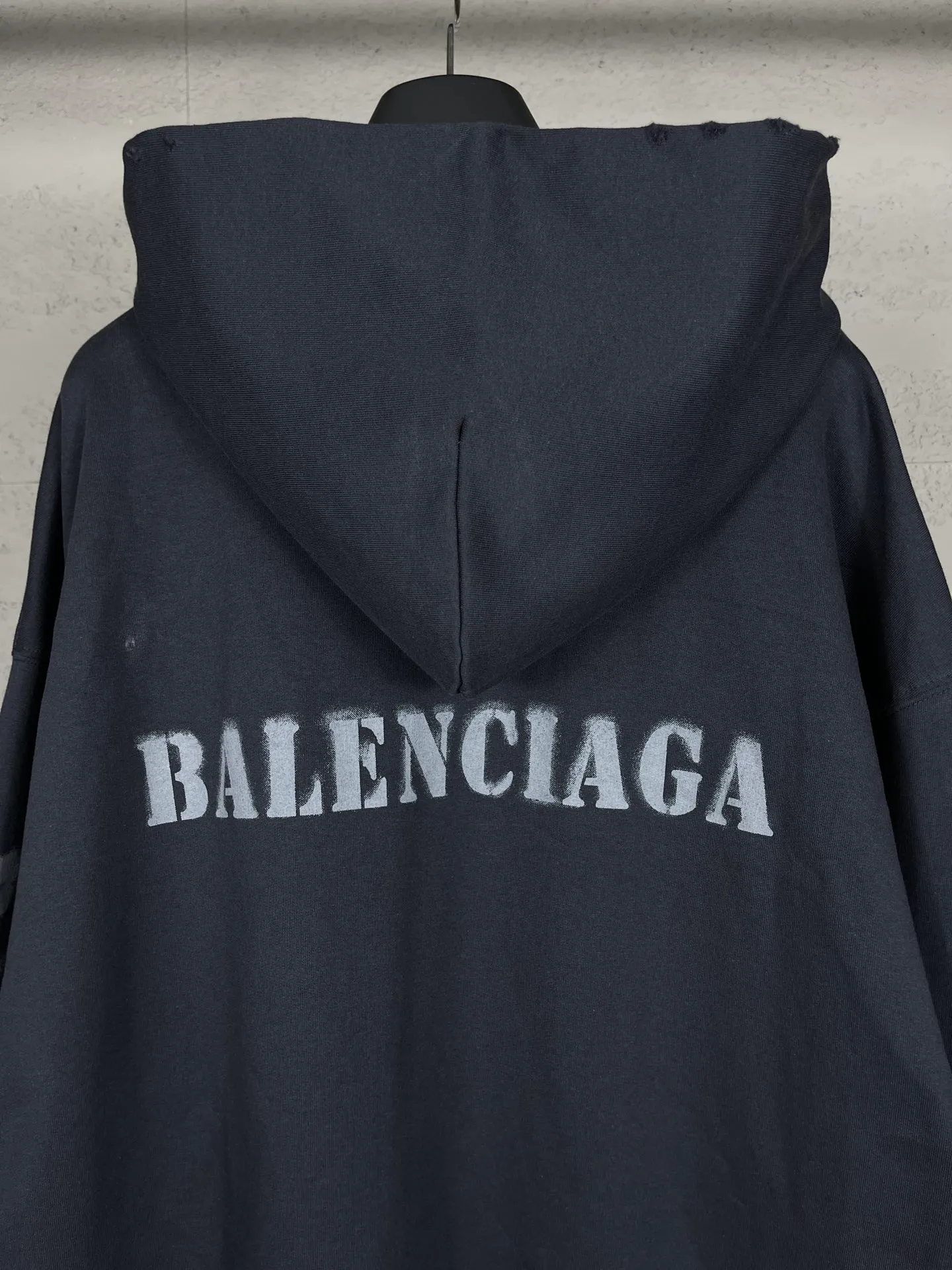 🅿️330 real photos [Top version. Official website quality] BALENCI*GA/Paris. 2024 new style blurred letter LOGO printed ready-to-wear wash-worn hooded sweatshirt. Brick cabinets are synchronized. Genuine products are developed at the first time, and you can print and compare! The fabric is made of Paris ZP custom-woven and dyed cotton terry sweatshirt. Weighing 460 grams, the cloth surface is clean. The cloth pattern is clear, soft and comfortable. The threads are dyed with no color difference. The classic LOGO is printed with environmentally friendly imported materials and dot direct printing technology, with a three-dimensional effect. Restored brick cabinet. Ready-made clothes are worn and worn, different market currency, welcome to compare, the version adopts OS loose shoulder version. Same style for men and women Coding: BL238918 Color: Gray Blue Size: XS S M L