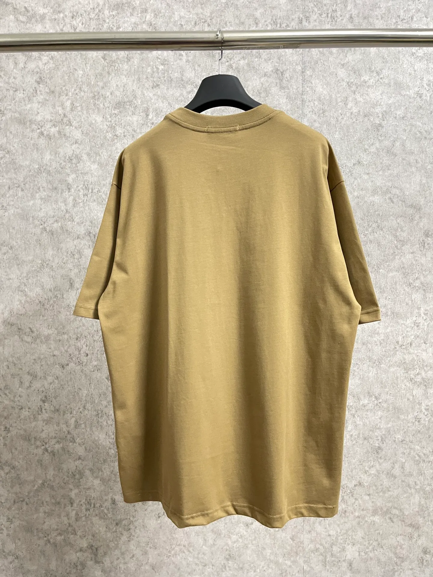 🅿️180 real photos [Top version. Official website quality] BALENCI*GA/Paris. Wheat ear printed short-sleeved T-shirt. Brick cabinet synchronization. The fabric is made of Paris ZP custom-woven and dyed 100% cotton double yarn compact cotton. The weight is 260 grams, the cloth surface is clean. The cloth pattern is clear, soft and comfortable. The threads are dyed with no color difference. The classic pattern is printed with environmentally friendly imported materials, straight crack glue and precision printing screen. The letters are clear and the effect is three-dimensional, restoring the brick cabinet. It is not the same as the market currency, welcome to compare. The version adopts OS loose shoulder design. Same style for men and women. Code: BL223080 Color: Black. White. Kaqi color. Size: XS to L