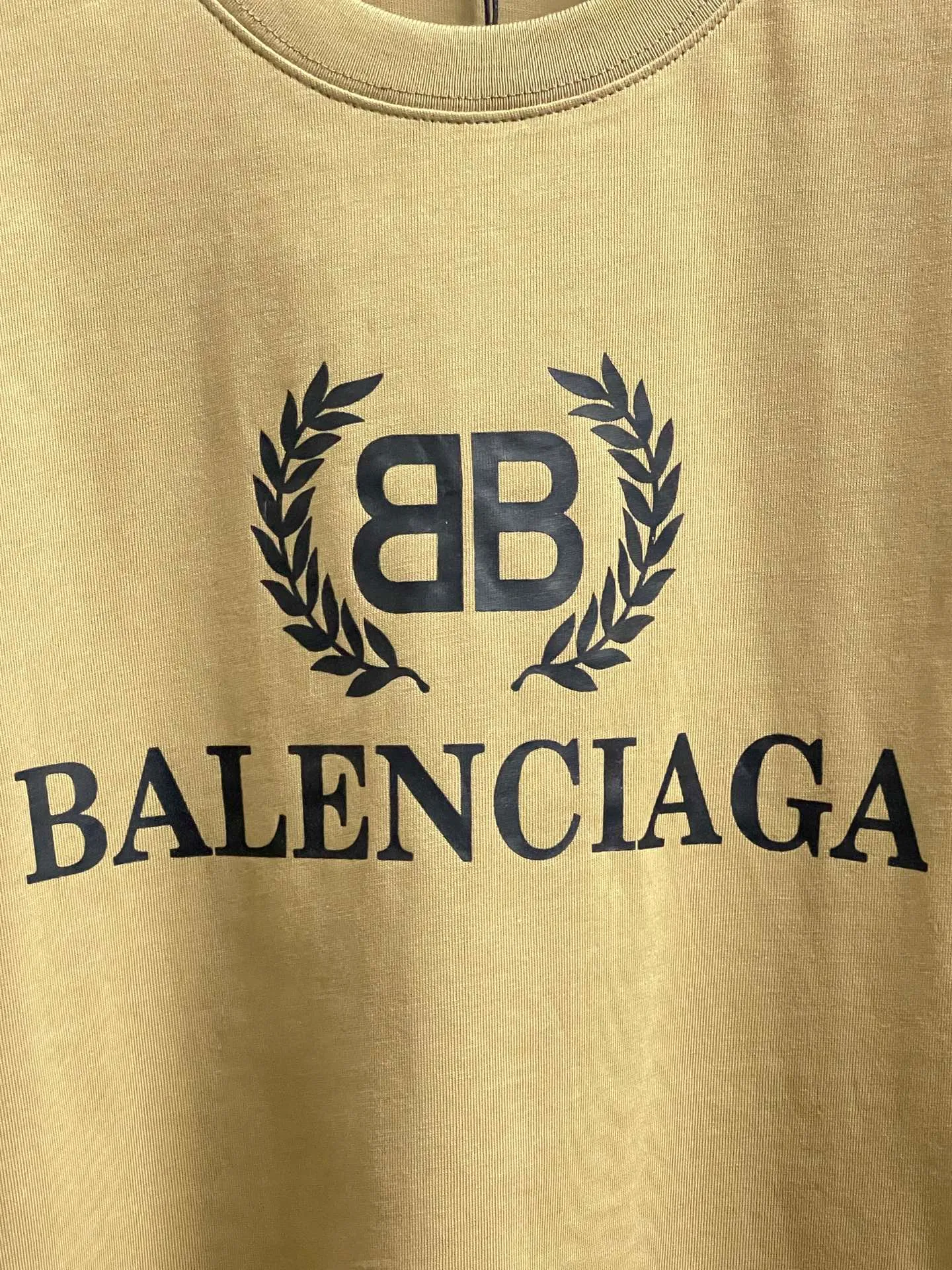 🅿️180 real photos [Top version. Official website quality] BALENCI*GA/Paris. Wheat ear printed short-sleeved T-shirt. Brick cabinet synchronization. The fabric is made of Paris ZP custom-woven and dyed 100% cotton double yarn compact cotton. The weight is 260 grams, the cloth surface is clean. The cloth pattern is clear, soft and comfortable. The threads are dyed with no color difference. The classic pattern is printed with environmentally friendly imported materials, straight crack glue and precision printing screen. The letters are clear and the effect is three-dimensional, restoring the brick cabinet. It is not the same as the market currency, welcome to compare. The version adopts OS loose shoulder design. Same style for men and women. Code: BL223080 Color: Black. White. Kaqi color. Size: XS to L