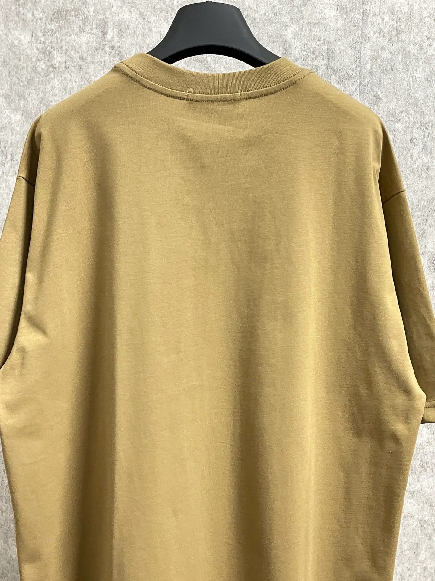 🅿️180 real photos [Top version. Official website quality] BALENCI*GA/Paris. Wheat ear printed short-sleeved T-shirt. Brick cabinet synchronization. The fabric is made of Paris ZP custom-woven and dyed 100% cotton double yarn compact cotton. The weight is 260 grams, the cloth surface is clean. The cloth pattern is clear, soft and comfortable. The threads are dyed with no color difference. The classic pattern is printed with environmentally friendly imported materials, straight crack glue and precision printing screen. The letters are clear and the effect is three-dimensional, restoring the brick cabinet. It is not the same as the market currency, welcome to compare. The version adopts OS loose shoulder design. Same style for men and women. Code: BL223080 Color: Black. White. Kaqi color. Size: XS to L