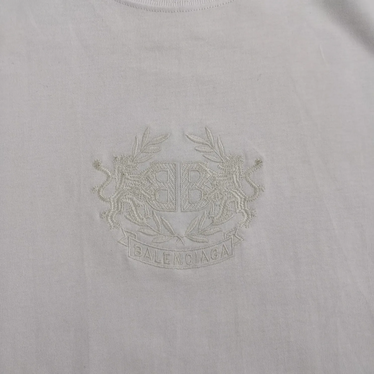 BALENCIAGA Balenciaga Lion Laurel Elf Luminous Embroidery Pure Cotton Loose, Breathable and Sweat-Absorbent Fashion Brand Short Sleeves for Male and Female Couples. Everyone has seen this powerful and domineering print. As a Parisian fan, you must buy one for your collection. This printing uses luminous embroidery technology, and the focus is on the principles of material and machine. Produced by Tajima embroidery imported from Japan. The reason why Sakura brand luminous embroidery thread can glow at night is mainly due to the rare earth component in the thread. However, as rare earths are becoming more and more scarce in China, the price of luminous embroidery thread has gradually increased. Only big brands will make luminous embroidery thread. Secondly, the products we use are IOS certified products and are absolutely environmentally friendly and harmless. Never use cheap products that are harmful to the human body!  Color: White (only white has luminous effect) Size: XS-L P:250