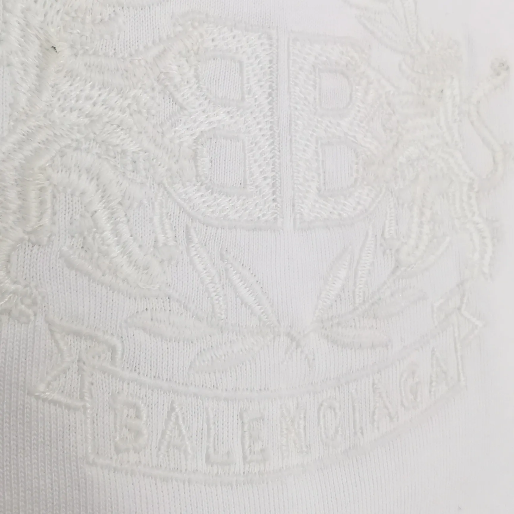 BALENCIAGA Balenciaga Lion Laurel Elf Luminous Embroidery Pure Cotton Loose, Breathable and Sweat-Absorbent Fashion Brand Short Sleeves for Male and Female Couples. Everyone has seen this powerful and domineering print. As a Parisian fan, you must buy one for your collection. This printing uses luminous embroidery technology, and the focus is on the principles of material and machine. Produced by Tajima embroidery imported from Japan. The reason why Sakura brand luminous embroidery thread can glow at night is mainly due to the rare earth component in the thread. However, as rare earths are becoming more and more scarce in China, the price of luminous embroidery thread has gradually increased. Only big brands will make luminous embroidery thread. Secondly, the products we use are IOS certified products and are absolutely environmentally friendly and harmless. Never use cheap products that are harmful to the human body!  Color: White (only white has luminous effect) Size: XS-L P:250