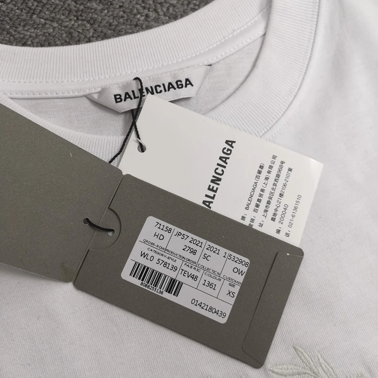 BALENCIAGA Balenciaga Lion Laurel Elf Luminous Embroidery Pure Cotton Loose, Breathable and Sweat-Absorbent Fashion Brand Short Sleeves for Male and Female Couples. Everyone has seen this powerful and domineering print. As a Parisian fan, you must buy one for your collection. This printing uses luminous embroidery technology, and the focus is on the principles of material and machine. Produced by Tajima embroidery imported from Japan. The reason why Sakura brand luminous embroidery thread can glow at night is mainly due to the rare earth component in the thread. However, as rare earths are becoming more and more scarce in China, the price of luminous embroidery thread has gradually increased. Only big brands will make luminous embroidery thread. Secondly, the products we use are IOS certified products and are absolutely environmentally friendly and harmless. Never use cheap products that are harmful to the human body!  Color: White (only white has luminous effect) Size: XS-L P:250