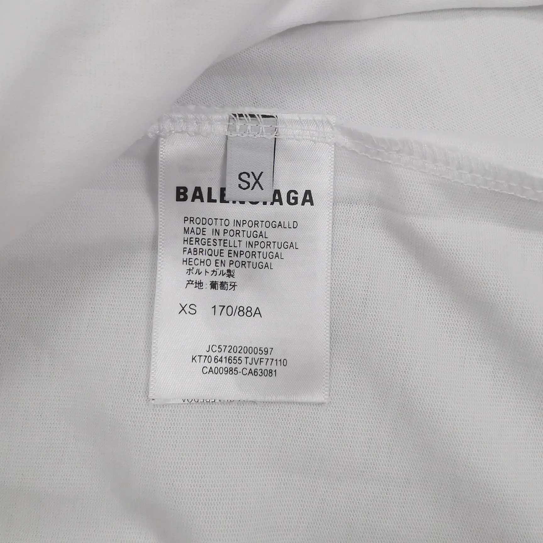 BALENCIAGA Balenciaga Lion Laurel Elf Luminous Embroidery Pure Cotton Loose, Breathable and Sweat-Absorbent Fashion Brand Short Sleeves for Male and Female Couples. Everyone has seen this powerful and domineering print. As a Parisian fan, you must buy one for your collection. This printing uses luminous embroidery technology, and the focus is on the principles of material and machine. Produced by Tajima embroidery imported from Japan. The reason why Sakura brand luminous embroidery thread can glow at night is mainly due to the rare earth component in the thread. However, as rare earths are becoming more and more scarce in China, the price of luminous embroidery thread has gradually increased. Only big brands will make luminous embroidery thread. Secondly, the products we use are IOS certified products and are absolutely environmentally friendly and harmless. Never use cheap products that are harmful to the human body!  Color: White (only white has luminous effect) Size: XS-L P:250