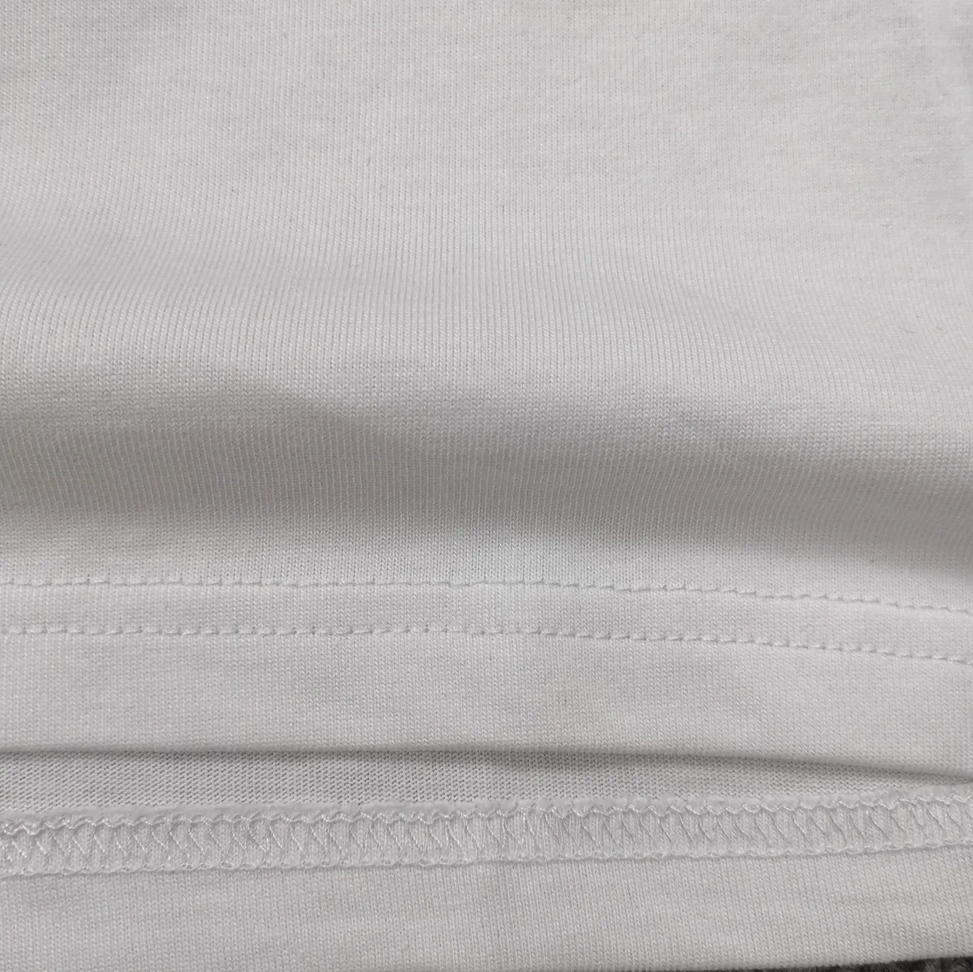 BALENCIAGA Balenciaga Lion Laurel Elf Luminous Embroidery Pure Cotton Loose, Breathable and Sweat-Absorbent Fashion Brand Short Sleeves for Male and Female Couples. Everyone has seen this powerful and domineering print. As a Parisian fan, you must buy one for your collection. This printing uses luminous embroidery technology, and the focus is on the principles of material and machine. Produced by Tajima embroidery imported from Japan. The reason why Sakura brand luminous embroidery thread can glow at night is mainly due to the rare earth component in the thread. However, as rare earths are becoming more and more scarce in China, the price of luminous embroidery thread has gradually increased. Only big brands will make luminous embroidery thread. Secondly, the products we use are IOS certified products and are absolutely environmentally friendly and harmless. Never use cheap products that are harmful to the human body!  Color: White (only white has luminous effect) Size: XS-L P:250