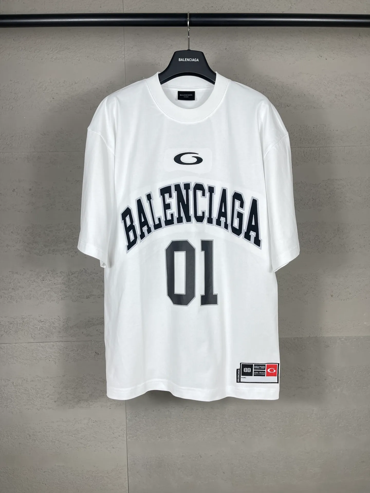 🅿️210 Actual pictures [Top version. Official website quality] BALENCI*GA/Paris.SS25 latest basketball uniform embroidered printed long-sleeved T-shirt. The front embroidery is embroidered and printed using a Tajima computer embroidery machine, the lower left corner is stamped, and the back piece is printed. Brick cabinets are synchronized. Genuine products are developed at the first time. The fabric is made of Paris ZP custom-woven and dyed cotton double yarn. Weighing 260 grams, the cloth surface is clean. The cloth pattern is clear, soft and comfortable. The threads are dyed with no color difference. The printing uses environmentally friendly imported materials, the letters are clear and the effect is three-dimensional. The version adopts OS loose shoulder design. Same style for men and women. Code: BL253626 Color: black, white, orchid, purple, yellow, green. Size: XS S M L
