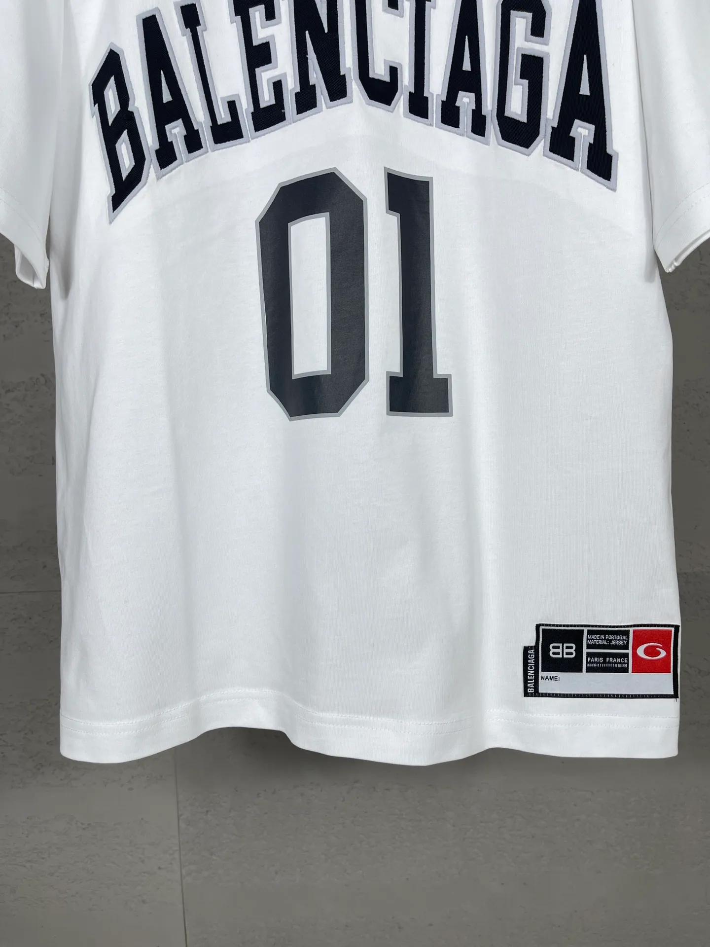 🅿️210 Actual pictures [Top version. Official website quality] BALENCI*GA/Paris.SS25 latest basketball uniform embroidered printed long-sleeved T-shirt. The front embroidery is embroidered and printed using a Tajima computer embroidery machine, the lower left corner is stamped, and the back piece is printed. Brick cabinets are synchronized. Genuine products are developed at the first time. The fabric is made of Paris ZP custom-woven and dyed cotton double yarn. Weighing 260 grams, the cloth surface is clean. The cloth pattern is clear, soft and comfortable. The threads are dyed with no color difference. The printing uses environmentally friendly imported materials, the letters are clear and the effect is three-dimensional. The version adopts OS loose shoulder design. Same style for men and women. Code: BL253626 Color: black, white, orchid, purple, yellow, green. Size: XS S M L