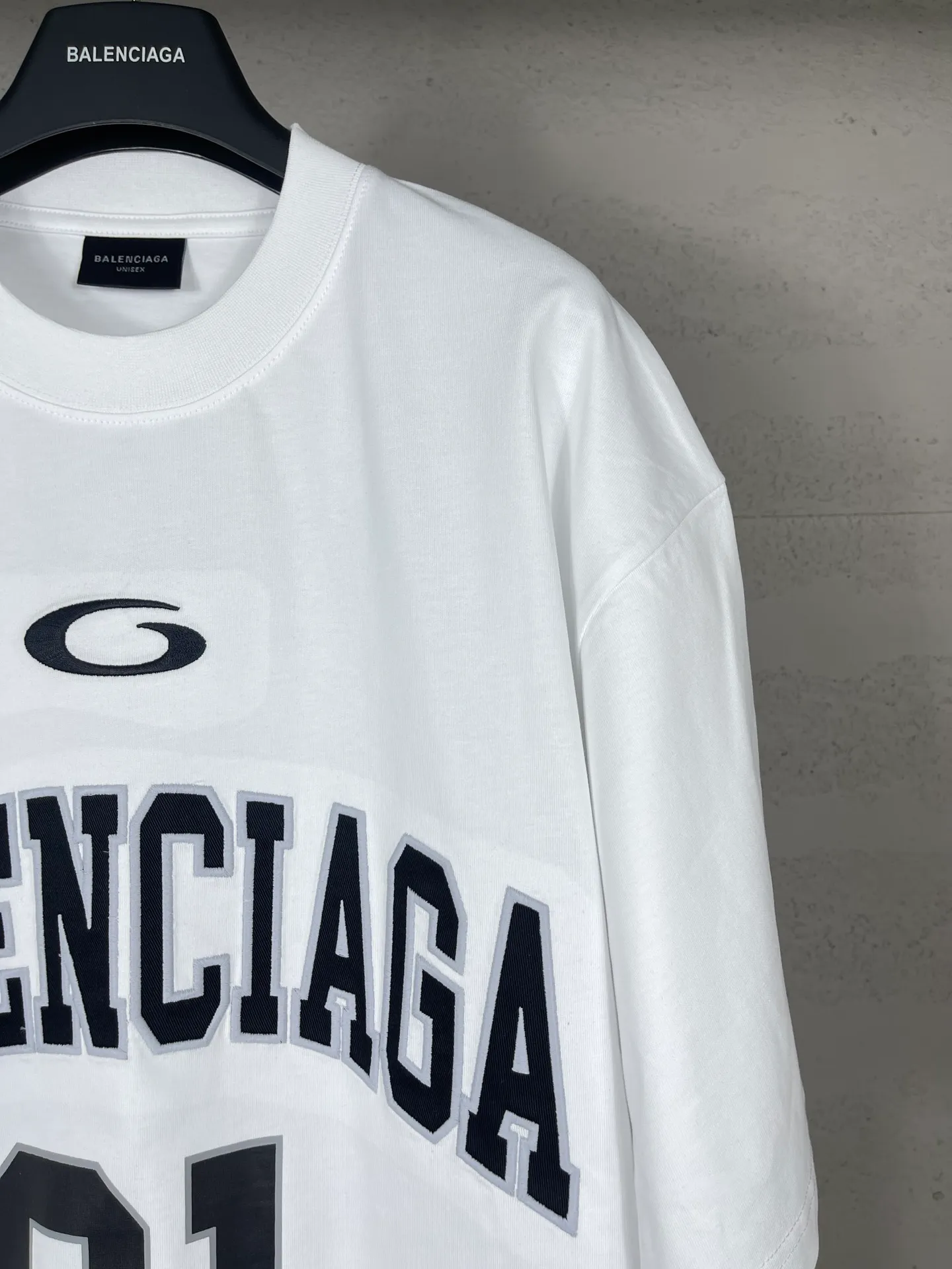 🅿️210 Actual pictures [Top version. Official website quality] BALENCI*GA/Paris.SS25 latest basketball uniform embroidered printed long-sleeved T-shirt. The front embroidery is embroidered and printed using a Tajima computer embroidery machine, the lower left corner is stamped, and the back piece is printed. Brick cabinets are synchronized. Genuine products are developed at the first time. The fabric is made of Paris ZP custom-woven and dyed cotton double yarn. Weighing 260 grams, the cloth surface is clean. The cloth pattern is clear, soft and comfortable. The threads are dyed with no color difference. The printing uses environmentally friendly imported materials, the letters are clear and the effect is three-dimensional. The version adopts OS loose shoulder design. Same style for men and women. Code: BL253626 Color: black, white, orchid, purple, yellow, green. Size: XS S M L