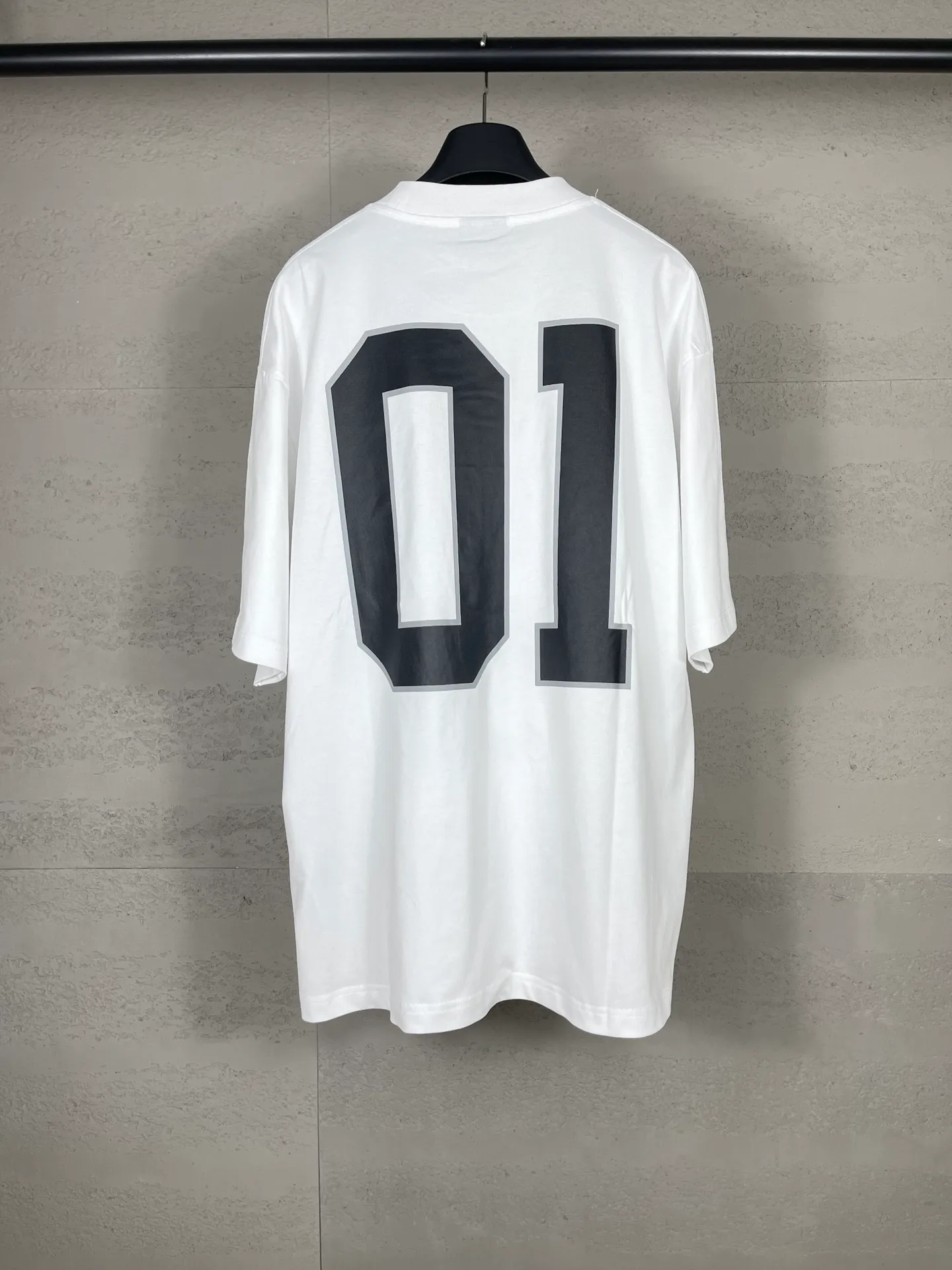 🅿️210 Actual pictures [Top version. Official website quality] BALENCI*GA/Paris.SS25 latest basketball uniform embroidered printed long-sleeved T-shirt. The front embroidery is embroidered and printed using a Tajima computer embroidery machine, the lower left corner is stamped, and the back piece is printed. Brick cabinets are synchronized. Genuine products are developed at the first time. The fabric is made of Paris ZP custom-woven and dyed cotton double yarn. Weighing 260 grams, the cloth surface is clean. The cloth pattern is clear, soft and comfortable. The threads are dyed with no color difference. The printing uses environmentally friendly imported materials, the letters are clear and the effect is three-dimensional. The version adopts OS loose shoulder design. Same style for men and women. Code: BL253626 Color: black, white, orchid, purple, yellow, green. Size: XS S M L