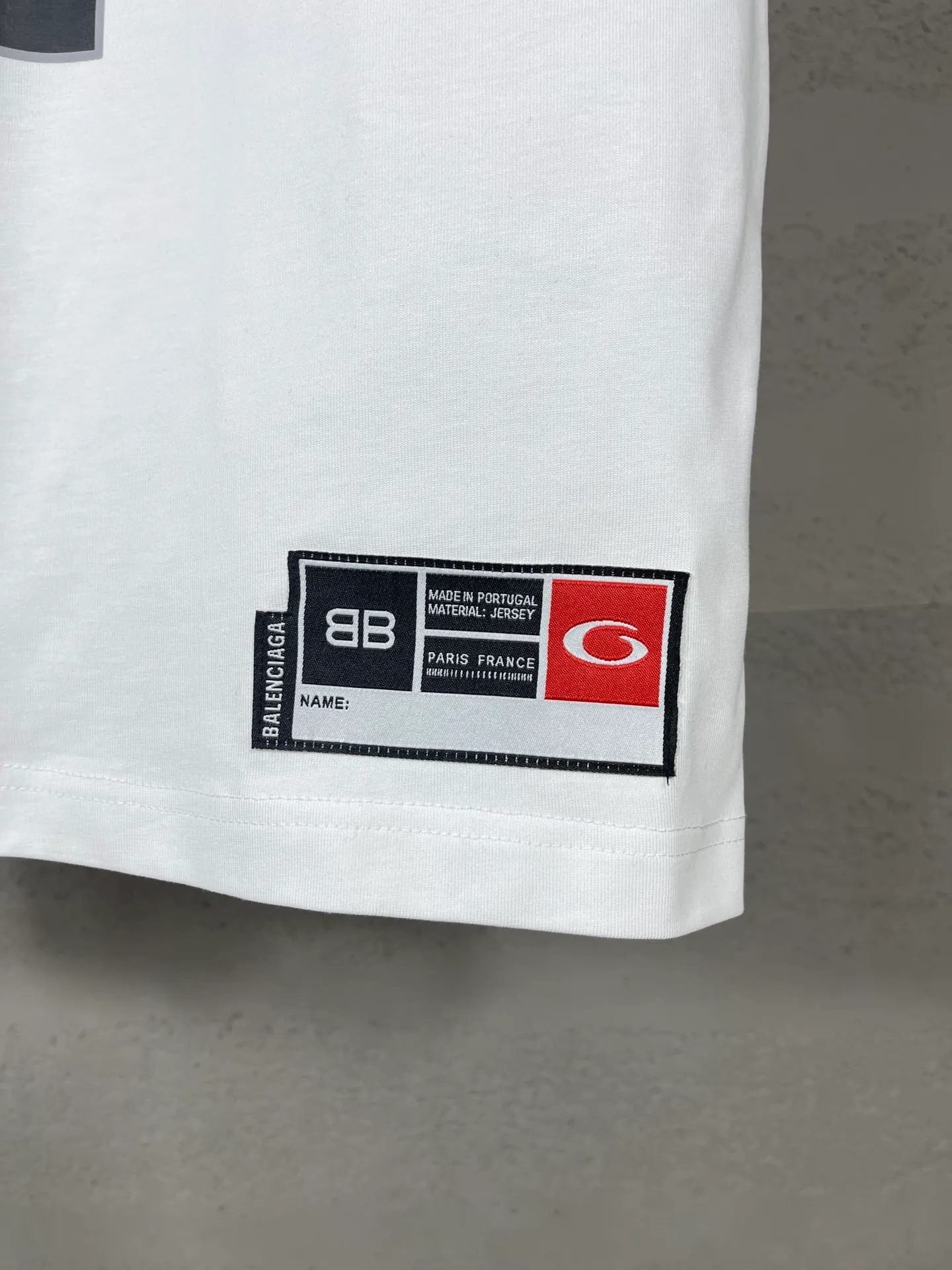 🅿️210 Actual pictures [Top version. Official website quality] BALENCI*GA/Paris.SS25 latest basketball uniform embroidered printed long-sleeved T-shirt. The front embroidery is embroidered and printed using a Tajima computer embroidery machine, the lower left corner is stamped, and the back piece is printed. Brick cabinets are synchronized. Genuine products are developed at the first time. The fabric is made of Paris ZP custom-woven and dyed cotton double yarn. Weighing 260 grams, the cloth surface is clean. The cloth pattern is clear, soft and comfortable. The threads are dyed with no color difference. The printing uses environmentally friendly imported materials, the letters are clear and the effect is three-dimensional. The version adopts OS loose shoulder design. Same style for men and women. Code: BL253626 Color: black, white, orchid, purple, yellow, green. Size: XS S M L