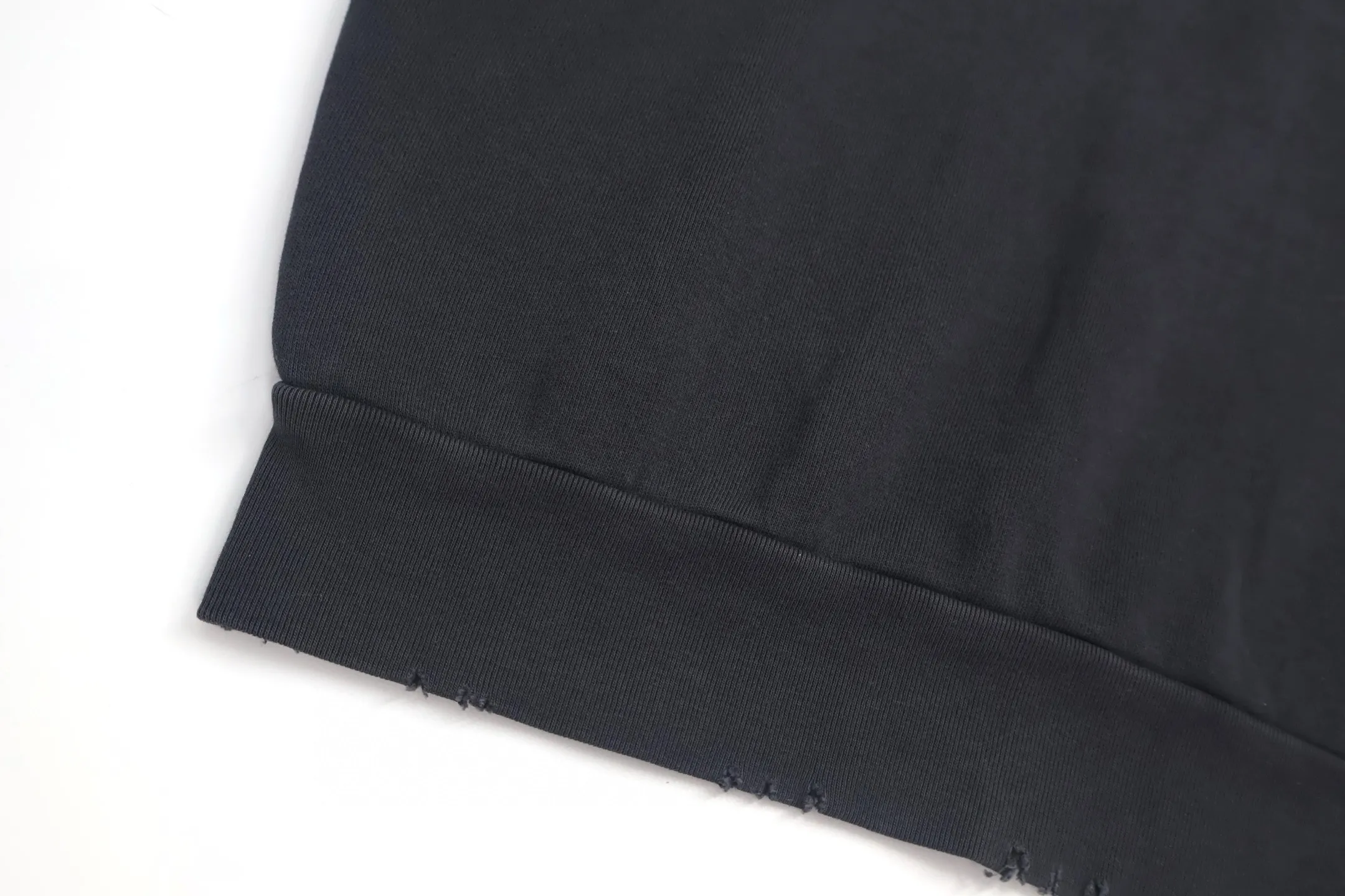🅿️440 [Exclusive supply] BLCG collar rivet round neck sweatshirt. The fabric is custom-dyed with 380g cotton charcoal gray sweatshirt and 500g 1*1 rib. The bones are distinct and the upper body is full of texture. 14 independent hardware buckles have been washed and faded, and then snowflake washed out to achieve the same effect as the original board. The workmanship is complex and the loss is high. Many parts of the body are worn by pure manual regular positioning. The hardware at the neckline is all manually positioned and punctured. The daily output is low. The workmanship is very cumbersome. The timeliness is slow. The accessories are customized at 1:1 Paris light grain color hardware.  (Hardware independent mold customization consists of 14 different molds) Customized 1:1 Paris trademark. Size:S-M-L