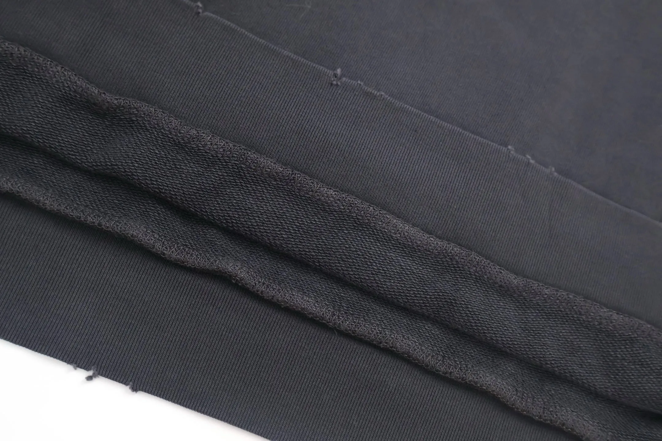 🅿️440 [Exclusive supply] BLCG collar rivet round neck sweatshirt. The fabric is custom-dyed with 380g cotton charcoal gray sweatshirt and 500g 1*1 rib. The bones are distinct and the upper body is full of texture. 14 independent hardware buckles have been washed and faded, and then snowflake washed out to achieve the same effect as the original board. The workmanship is complex and the loss is high. Many parts of the body are worn by pure manual regular positioning. The hardware at the neckline is all manually positioned and punctured. The daily output is low. The workmanship is very cumbersome. The timeliness is slow. The accessories are customized at 1:1 Paris light grain color hardware.  (Hardware independent mold customization consists of 14 different molds) Customized 1:1 Paris trademark. Size:S-M-L