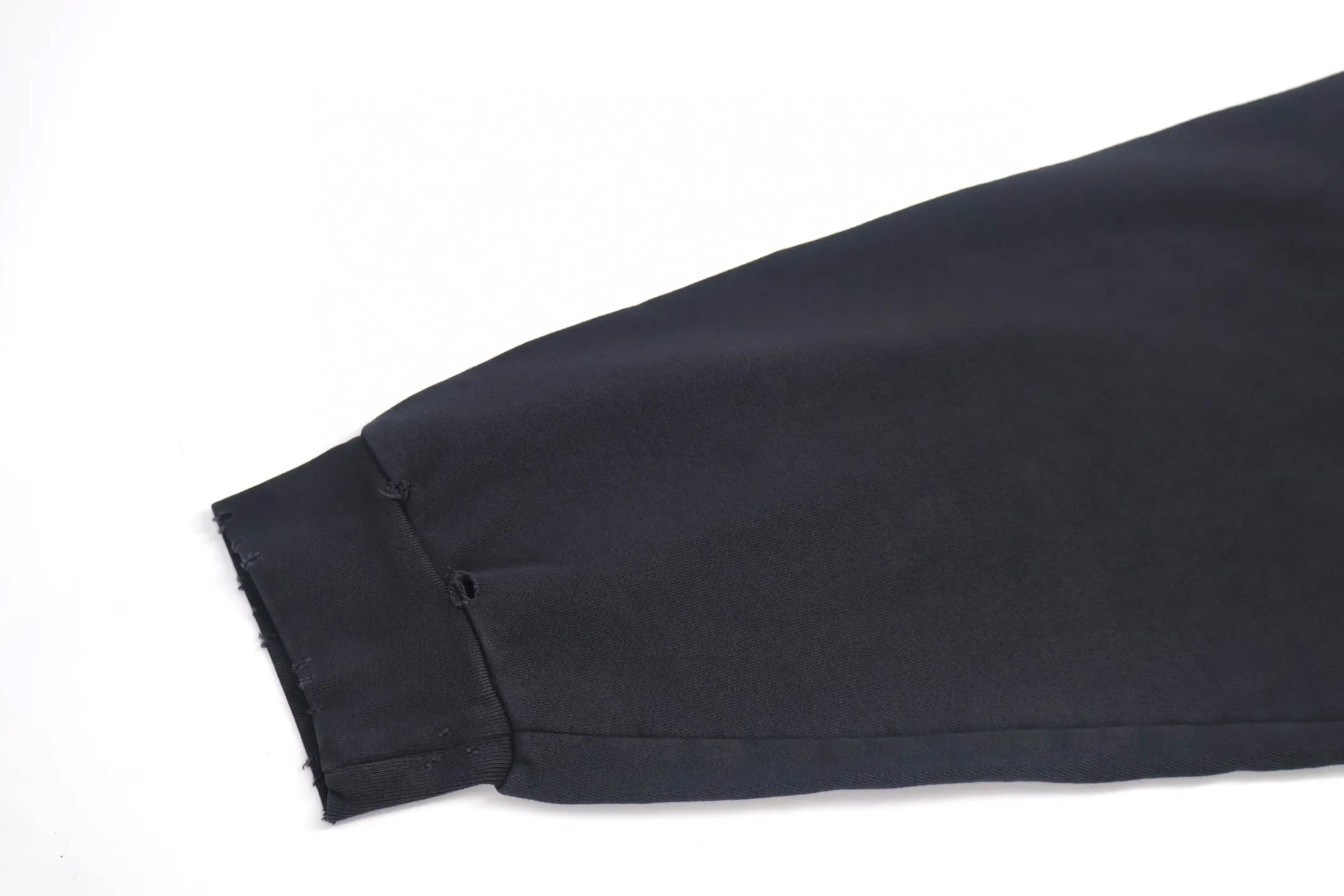 🅿️440 [Exclusive supply] BLCG collar rivet round neck sweatshirt. The fabric is custom-dyed with 380g cotton charcoal gray sweatshirt and 500g 1*1 rib. The bones are distinct and the upper body is full of texture. 14 independent hardware buckles have been washed and faded, and then snowflake washed out to achieve the same effect as the original board. The workmanship is complex and the loss is high. Many parts of the body are worn by pure manual regular positioning. The hardware at the neckline is all manually positioned and punctured. The daily output is low. The workmanship is very cumbersome. The timeliness is slow. The accessories are customized at 1:1 Paris light grain color hardware.  (Hardware independent mold customization consists of 14 different molds) Customized 1:1 Paris trademark. Size:S-M-L
