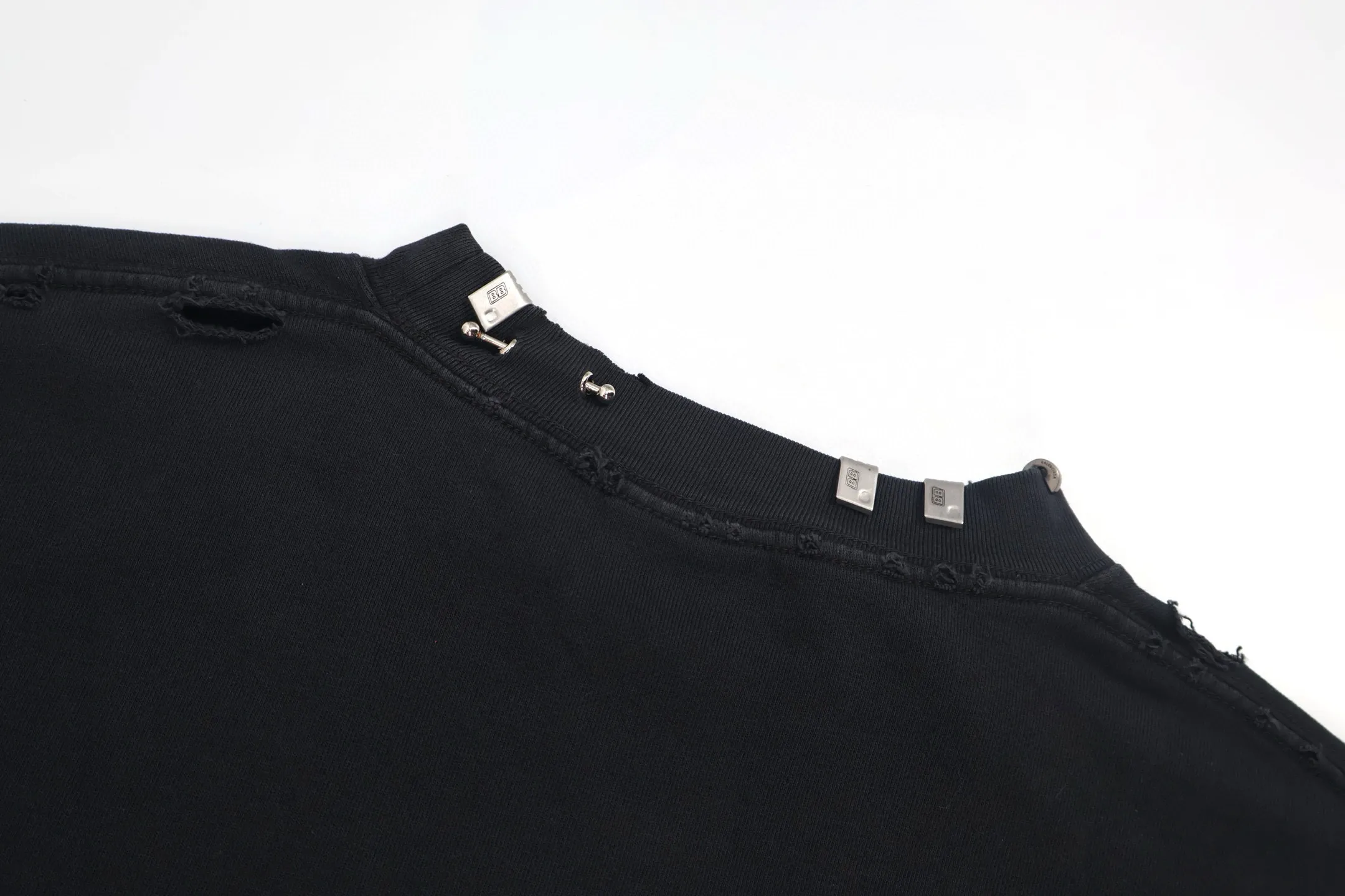 🅿️440 [Exclusive supply] BLCG collar rivet round neck sweatshirt. The fabric is custom-dyed with 380g cotton charcoal gray sweatshirt and 500g 1*1 rib. The bones are distinct and the upper body is full of texture. 14 independent hardware buckles have been washed and faded, and then snowflake washed out to achieve the same effect as the original board. The workmanship is complex and the loss is high. Many parts of the body are worn by pure manual regular positioning. The hardware at the neckline is all manually positioned and punctured. The daily output is low. The workmanship is very cumbersome. The timeliness is slow. The accessories are customized at 1:1 Paris light grain color hardware.  (Hardware independent mold customization consists of 14 different molds) Customized 1:1 Paris trademark. Size:S-M-L