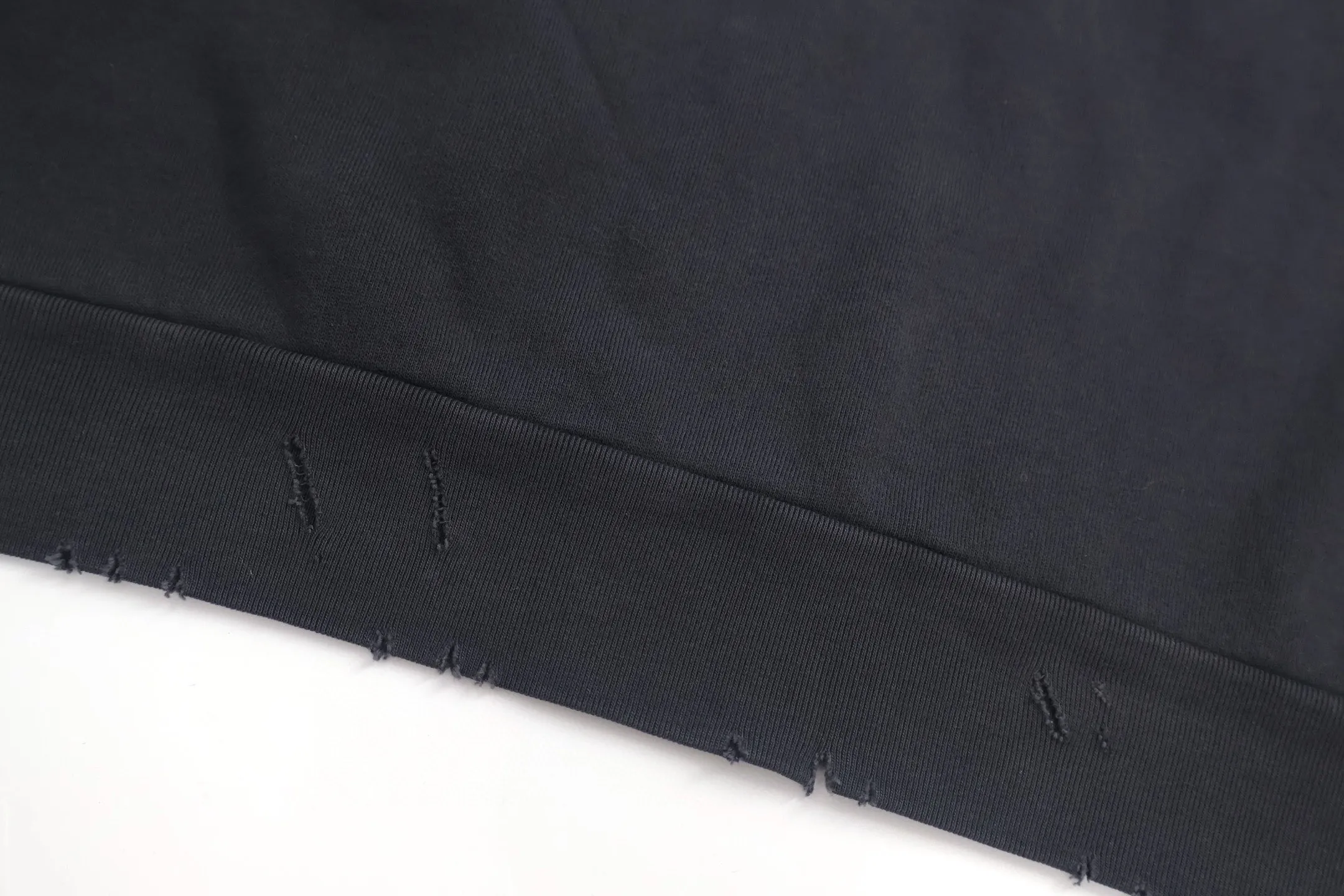 🅿️440 [Exclusive supply] BLCG collar rivet round neck sweatshirt. The fabric is custom-dyed with 380g cotton charcoal gray sweatshirt and 500g 1*1 rib. The bones are distinct and the upper body is full of texture. 14 independent hardware buckles have been washed and faded, and then snowflake washed out to achieve the same effect as the original board. The workmanship is complex and the loss is high. Many parts of the body are worn by pure manual regular positioning. The hardware at the neckline is all manually positioned and punctured. The daily output is low. The workmanship is very cumbersome. The timeliness is slow. The accessories are customized at 1:1 Paris light grain color hardware.  (Hardware independent mold customization consists of 14 different molds) Customized 1:1 Paris trademark. Size:S-M-L