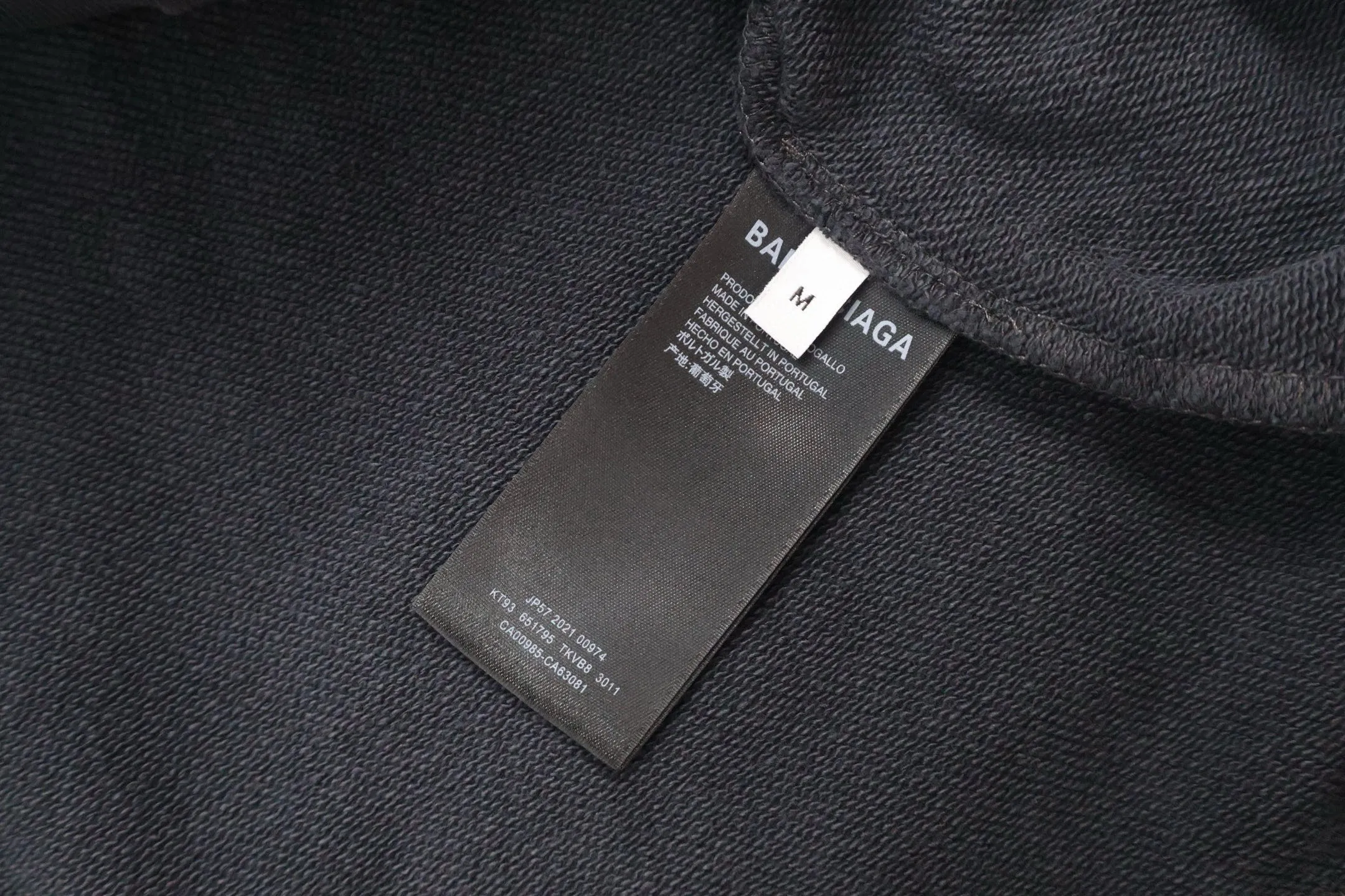 🅿️440 [Exclusive supply] BLCG collar rivet round neck sweatshirt. The fabric is custom-dyed with 380g cotton charcoal gray sweatshirt and 500g 1*1 rib. The bones are distinct and the upper body is full of texture. 14 independent hardware buckles have been washed and faded, and then snowflake washed out to achieve the same effect as the original board. The workmanship is complex and the loss is high. Many parts of the body are worn by pure manual regular positioning. The hardware at the neckline is all manually positioned and punctured. The daily output is low. The workmanship is very cumbersome. The timeliness is slow. The accessories are customized at 1:1 Paris light grain color hardware.  (Hardware independent mold customization consists of 14 different molds) Customized 1:1 Paris trademark. Size:S-M-L