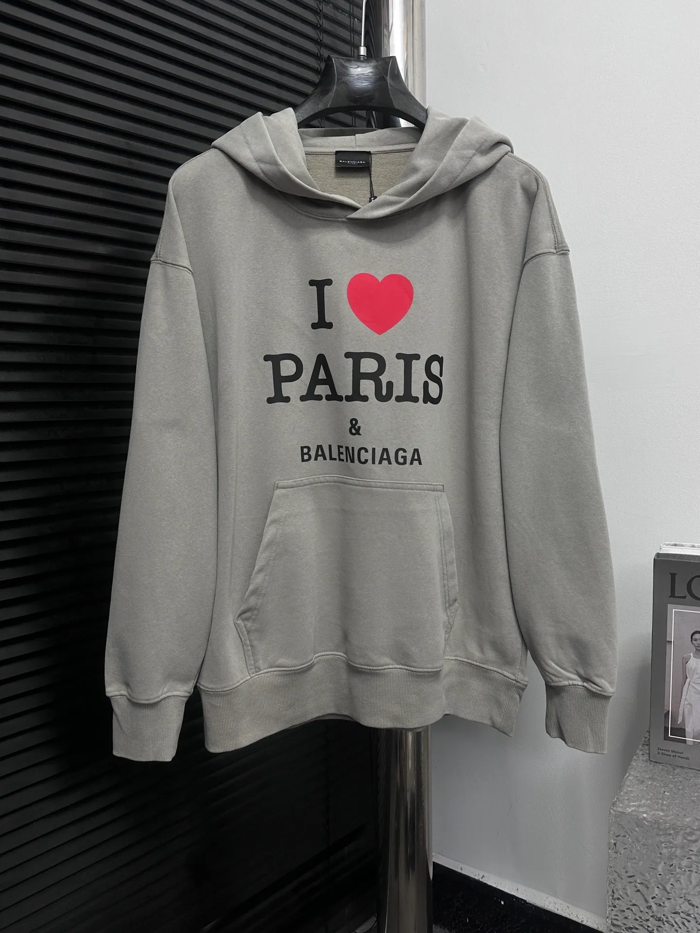 🅿️330 [BALENCIaGA] Paris washed hooded sweatshirt. The fabric is made of 400g Paris-specific double yarns* high weight double yarn ribs, washed and aged. It has a better hand feel and texture. It is not easy to deform, not easy to shrink, not easy to fade, and maintains long-term beauty. The same style for men and women! ! Size: S-XL