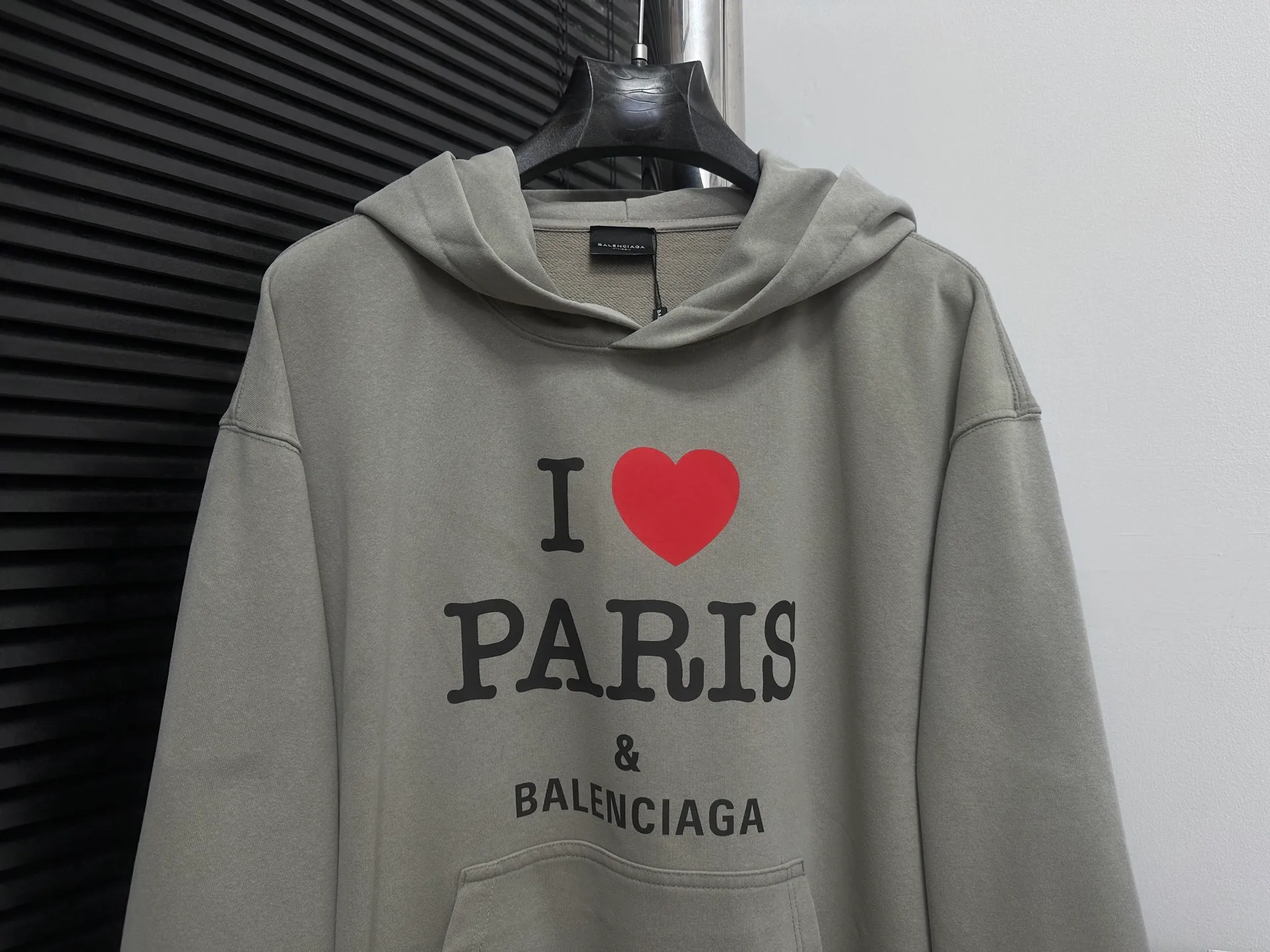 🅿️330 [BALENCIaGA] Paris washed hooded sweatshirt. The fabric is made of 400g Paris-specific double yarns* high weight double yarn ribs, washed and aged. It has a better hand feel and texture. It is not easy to deform, not easy to shrink, not easy to fade, and maintains long-term beauty. The same style for men and women! ! Size: S-XL