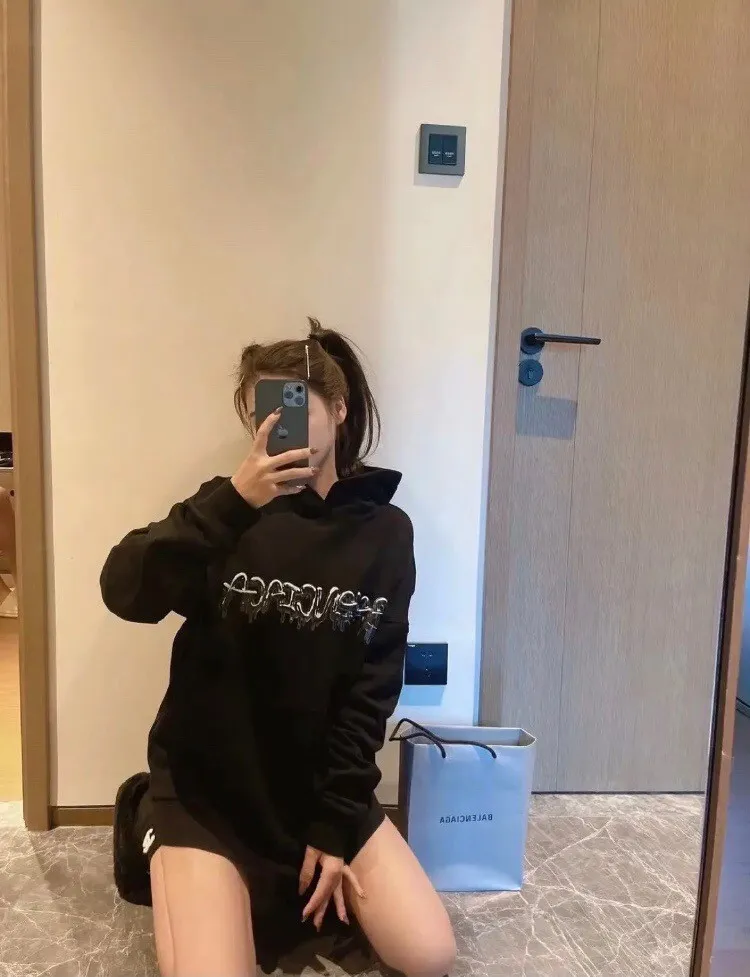 ♻️💯Upper body reference model picture❤️The top tested version BALENCIAGA Balenciaga pink jelly glue dissolved pure cotton loose breathable trendy brand male and female couples same style short sleeves The design elements are still as simple as ever, the letters on the chest are integrated with the jelly melted design, giving an immediate sense of high-end. 100% looped terry cotton fabric, pre-shrunk and washed, multi-dimensional handle. The printing is dot printing, cross-engraved lettering mold, inkjet-style heat transfer. The gel letters are first made and then fixed on the fabric through high-temperature pressing. The elements are simple and versatile. They look great in any combination. Color: black, white, light gray. Size: XS-L P:450