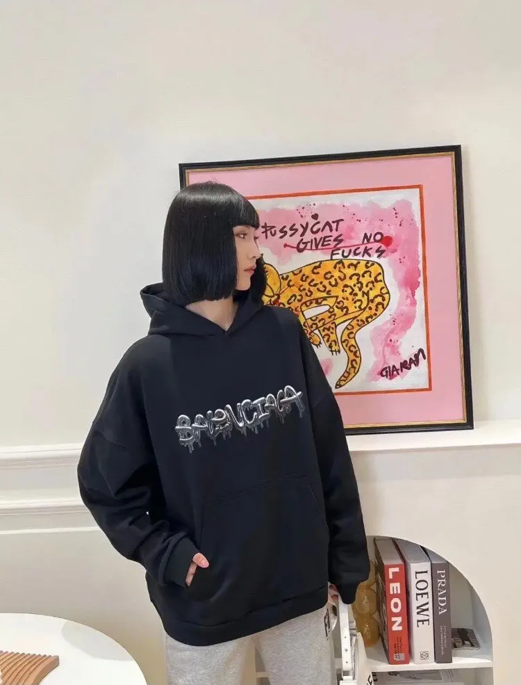♻️💯Upper body reference model picture❤️The top tested version BALENCIAGA Balenciaga pink jelly glue dissolved pure cotton loose breathable trendy brand male and female couples same style short sleeves The design elements are still as simple as ever, the letters on the chest are integrated with the jelly melted design, giving an immediate sense of high-end. 100% looped terry cotton fabric, pre-shrunk and washed, multi-dimensional handle. The printing is dot printing, cross-engraved lettering mold, inkjet-style heat transfer. The gel letters are first made and then fixed on the fabric through high-temperature pressing. The elements are simple and versatile. They look great in any combination. Color: black, white, light gray. Size: XS-L P:450