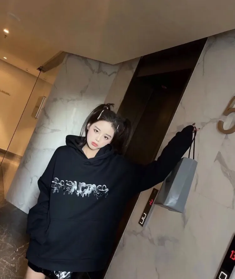 ♻️💯Upper body reference model picture❤️The top tested version BALENCIAGA Balenciaga pink jelly glue dissolved pure cotton loose breathable trendy brand male and female couples same style short sleeves The design elements are still as simple as ever, the letters on the chest are integrated with the jelly melted design, giving an immediate sense of high-end. 100% looped terry cotton fabric, pre-shrunk and washed, multi-dimensional handle. The printing is dot printing, cross-engraved lettering mold, inkjet-style heat transfer. The gel letters are first made and then fixed on the fabric through high-temperature pressing. The elements are simple and versatile. They look great in any combination. Color: black, white, light gray. Size: XS-L P:450