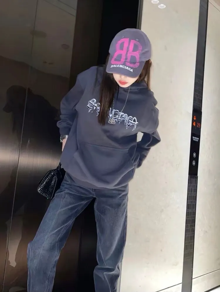 ♻️💯Upper body reference model picture❤️The top tested version BALENCIAGA Balenciaga pink jelly glue dissolved pure cotton loose breathable trendy brand male and female couples same style short sleeves The design elements are still as simple as ever, the letters on the chest are integrated with the jelly melted design, giving an immediate sense of high-end. 100% looped terry cotton fabric, pre-shrunk and washed, multi-dimensional handle. The printing is dot printing, cross-engraved lettering mold, inkjet-style heat transfer. The gel letters are first made and then fixed on the fabric through high-temperature pressing. The elements are simple and versatile. They look great in any combination. Color: black, white, light gray. Size: XS-L P:450