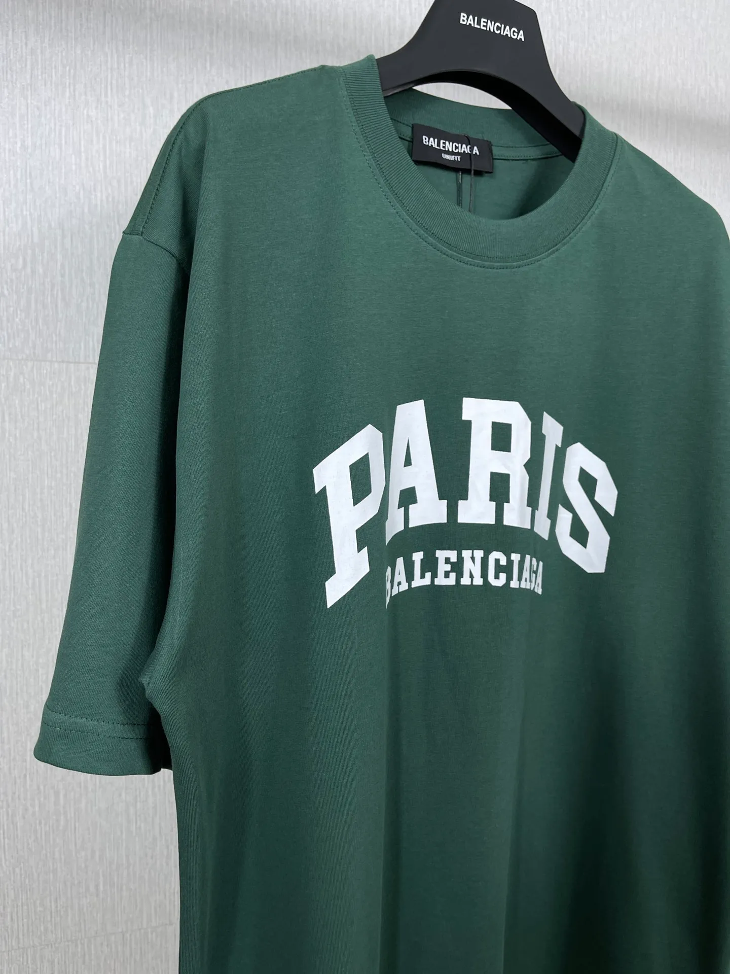 🅿️160 real photos [Top version. Official website quality] BALENCI*GA/Paris. Front-printed PARIS short-sleeved T-shirt. Brick cabinet synchronization. The fabric is made of Paris ZP custom-woven and dyed 100% cotton double yarn compact cotton. The weight is 260 grams, the cloth surface is clean. The cloth pattern is clear, soft and comfortable. The threads are dyed with no color difference. The classic LOGO is printed with environmentally friendly imported materials and precision printing screens. The letters are clear and the effect is three-dimensional, restoring the brick cabinet. Different market currencies, welcome to compare. The version adopts OS loose shoulder design. Same style for men and women. Code: BL223055 Color: white, black, army green, dark green Size: XS to L