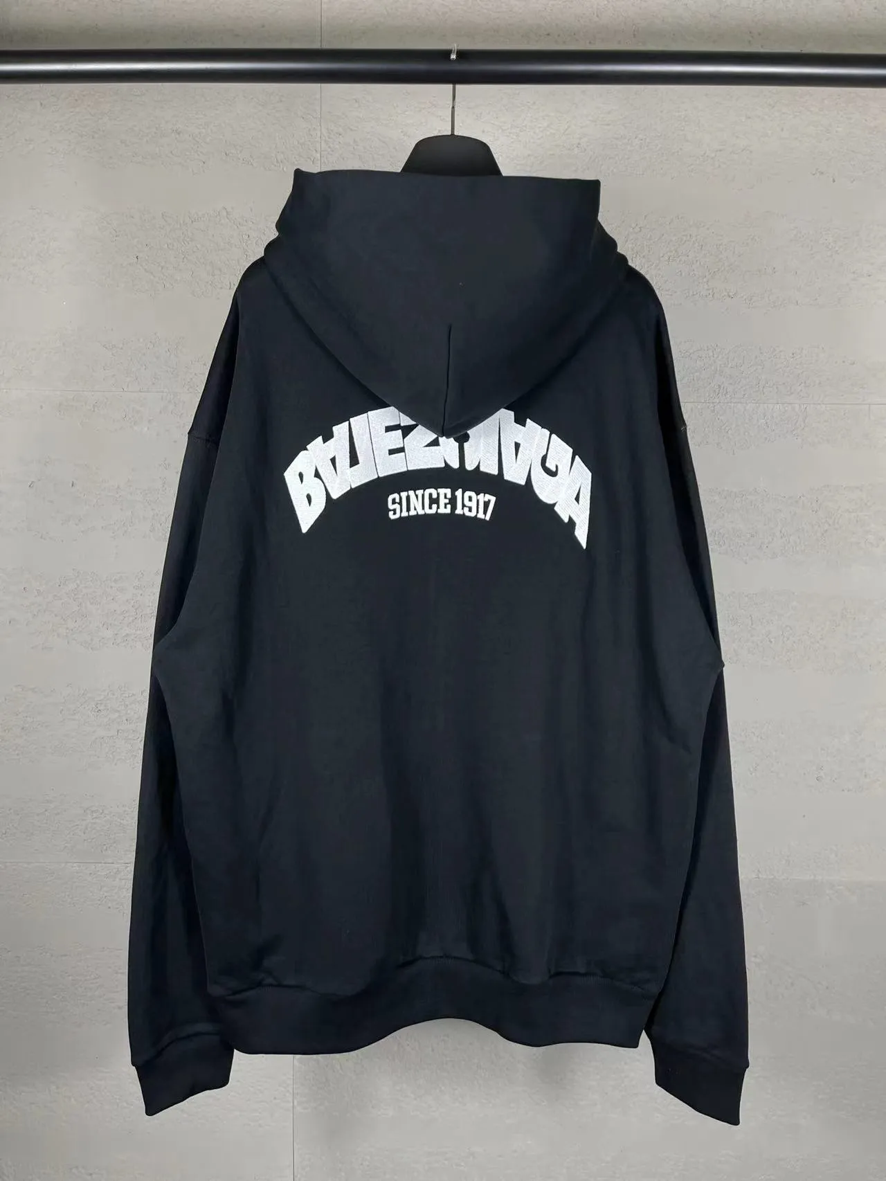 🅿️336 real photos [Top version. Official website quality] BALENCI*GA/Paris BALENCI*GA#2024 latest model, large reverse letter LOGO icon embroidered cardigan zipper hooded sweatshirt. Brick cabinet synchronization. Genuine products are developed and developed in the first time. Welcome to compare! The fabric is made of Paris ZP custom-woven and dyed cotton double-yarn large parka. The weight is 450 grams. The cloth surface is clean. The cloth pattern is clear. It is soft and comfortable. It has good color fastness and is not easy to change color. The threads are woven and dyed with no color difference. The embroidery is done using an imported Tajima embroidery machine, with a three-dimensional effect and clear lines. There are no burrs and miscellaneous threads, and the embroidery is of ultra-high craftsmanship. The version adopts OS loose shoulder design. Same style for men and women. Code: BL238078 Color: Black Size: XS S M L