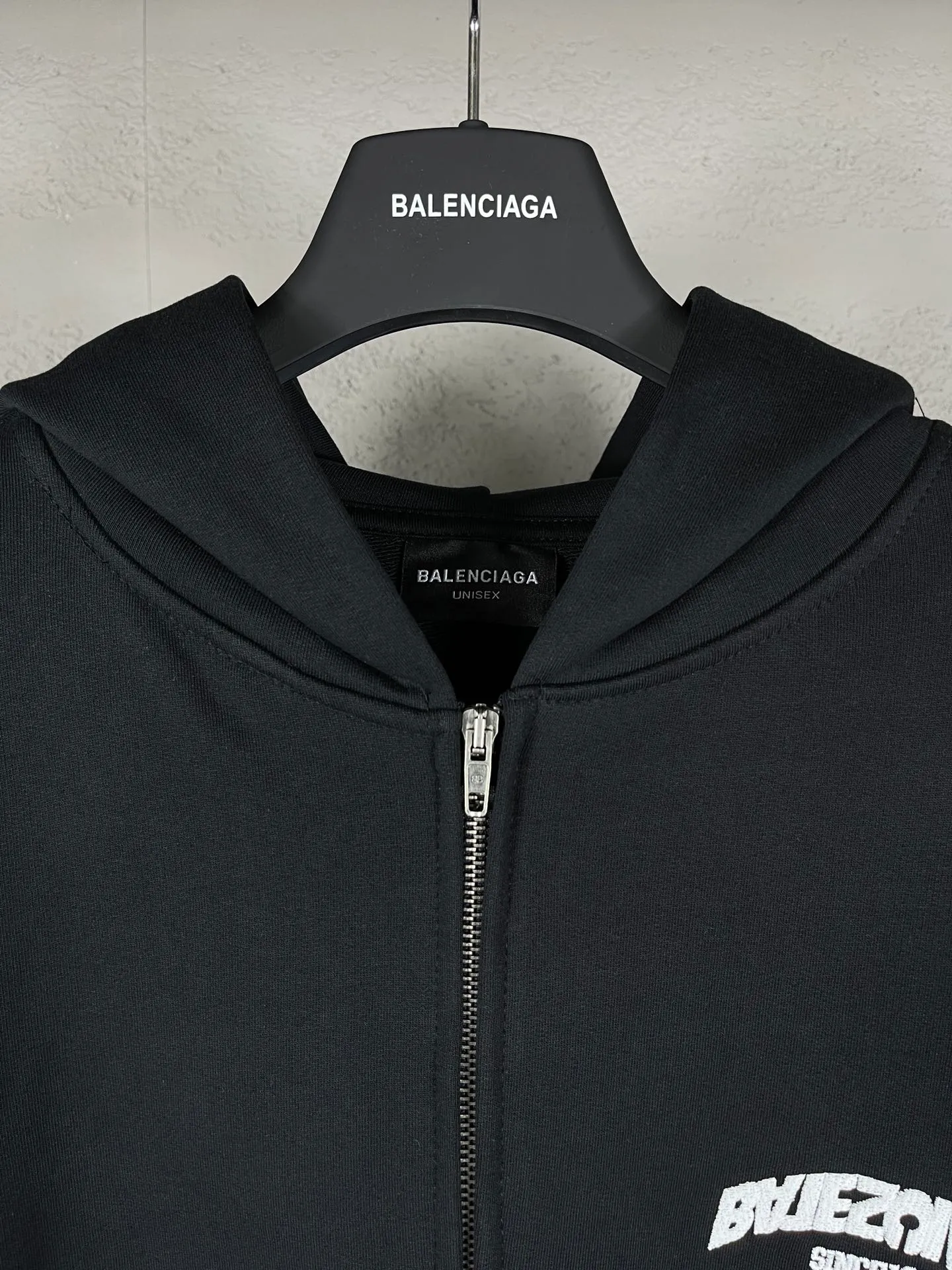🅿️336 real photos [Top version. Official website quality] BALENCI*GA/Paris BALENCI*GA#2024 latest model, large reverse letter LOGO icon embroidered cardigan zipper hooded sweatshirt. Brick cabinet synchronization. Genuine products are developed and developed in the first time. Welcome to compare! The fabric is made of Paris ZP custom-woven and dyed cotton double-yarn large parka. The weight is 450 grams. The cloth surface is clean. The cloth pattern is clear. It is soft and comfortable. It has good color fastness and is not easy to change color. The threads are woven and dyed with no color difference. The embroidery is done using an imported Tajima embroidery machine, with a three-dimensional effect and clear lines. There are no burrs and miscellaneous threads, and the embroidery is of ultra-high craftsmanship. The version adopts OS loose shoulder design. Same style for men and women. Code: BL238078 Color: Black Size: XS S M L