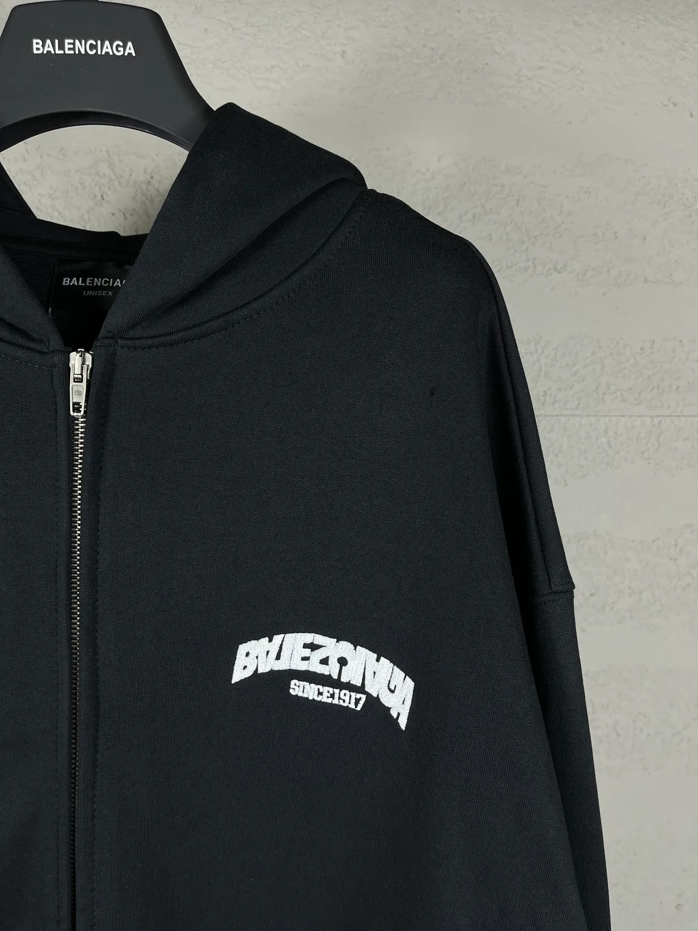 🅿️336 real photos [Top version. Official website quality] BALENCI*GA/Paris BALENCI*GA#2024 latest model, large reverse letter LOGO icon embroidered cardigan zipper hooded sweatshirt. Brick cabinet synchronization. Genuine products are developed and developed in the first time. Welcome to compare! The fabric is made of Paris ZP custom-woven and dyed cotton double-yarn large parka. The weight is 450 grams. The cloth surface is clean. The cloth pattern is clear. It is soft and comfortable. It has good color fastness and is not easy to change color. The threads are woven and dyed with no color difference. The embroidery is done using an imported Tajima embroidery machine, with a three-dimensional effect and clear lines. There are no burrs and miscellaneous threads, and the embroidery is of ultra-high craftsmanship. The version adopts OS loose shoulder design. Same style for men and women. Code: BL238078 Color: Black Size: XS S M L