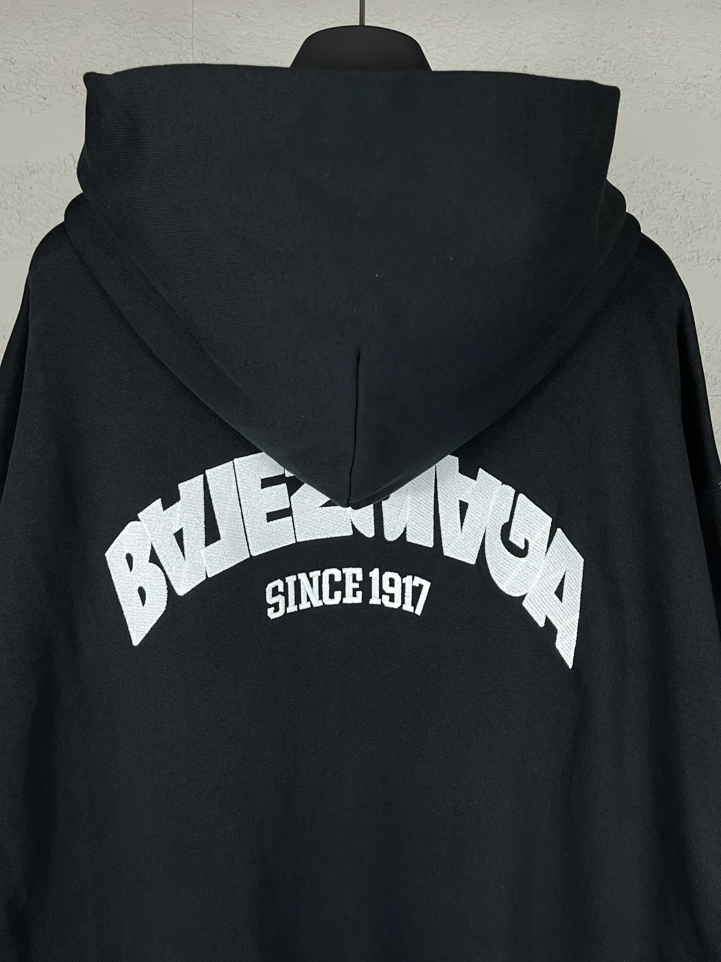 🅿️336 real photos [Top version. Official website quality] BALENCI*GA/Paris BALENCI*GA#2024 latest model, large reverse letter LOGO icon embroidered cardigan zipper hooded sweatshirt. Brick cabinet synchronization. Genuine products are developed and developed in the first time. Welcome to compare! The fabric is made of Paris ZP custom-woven and dyed cotton double-yarn large parka. The weight is 450 grams. The cloth surface is clean. The cloth pattern is clear. It is soft and comfortable. It has good color fastness and is not easy to change color. The threads are woven and dyed with no color difference. The embroidery is done using an imported Tajima embroidery machine, with a three-dimensional effect and clear lines. There are no burrs and miscellaneous threads, and the embroidery is of ultra-high craftsmanship. The version adopts OS loose shoulder design. Same style for men and women. Code: BL238078 Color: Black Size: XS S M L