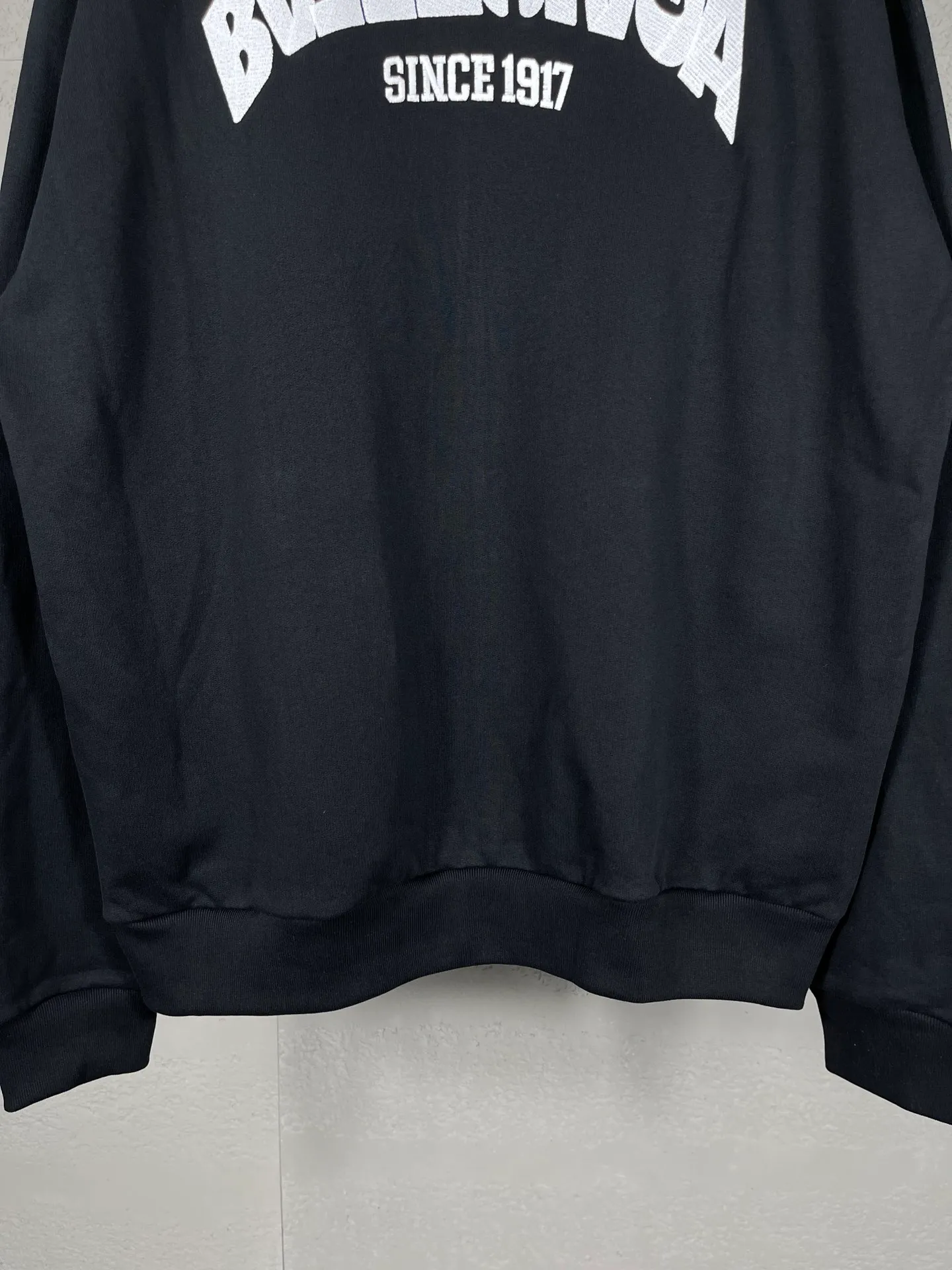 🅿️336 real photos [Top version. Official website quality] BALENCI*GA/Paris BALENCI*GA#2024 latest model, large reverse letter LOGO icon embroidered cardigan zipper hooded sweatshirt. Brick cabinet synchronization. Genuine products are developed and developed in the first time. Welcome to compare! The fabric is made of Paris ZP custom-woven and dyed cotton double-yarn large parka. The weight is 450 grams. The cloth surface is clean. The cloth pattern is clear. It is soft and comfortable. It has good color fastness and is not easy to change color. The threads are woven and dyed with no color difference. The embroidery is done using an imported Tajima embroidery machine, with a three-dimensional effect and clear lines. There are no burrs and miscellaneous threads, and the embroidery is of ultra-high craftsmanship. The version adopts OS loose shoulder design. Same style for men and women. Code: BL238078 Color: Black Size: XS S M L