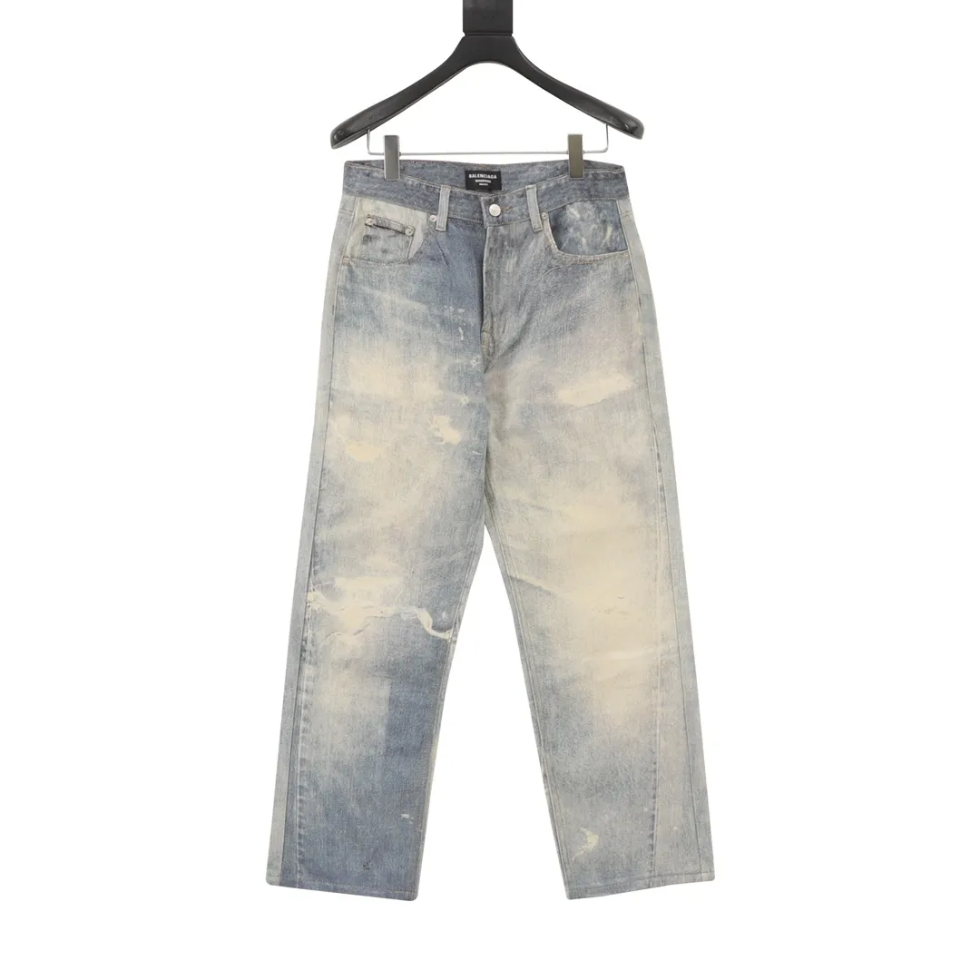 🅿️540 balenciaga/Balenciaga washed loose wide-leg jeans, heavy craftsmanship washed personalized series blue indigo, this color is simply a tailor-made style, full of autumn and winter feel. The design is simple and at the same time very personal. The genuine leather brand on the back waist has a retro atmosphere. Especially the rolled edge design is a second difference from ordinary jeans! If you look closely, you can see that every process and the texture are very fine and perfect. The overall texture of the upper body is very soft and skin-friendly but does not feel squishy. The good denim fabric is really stiff, making the jeans slim fit but not too close-fitting when worn, so that some imperfections in the figure will not be highlighted ~ size: 28-34
