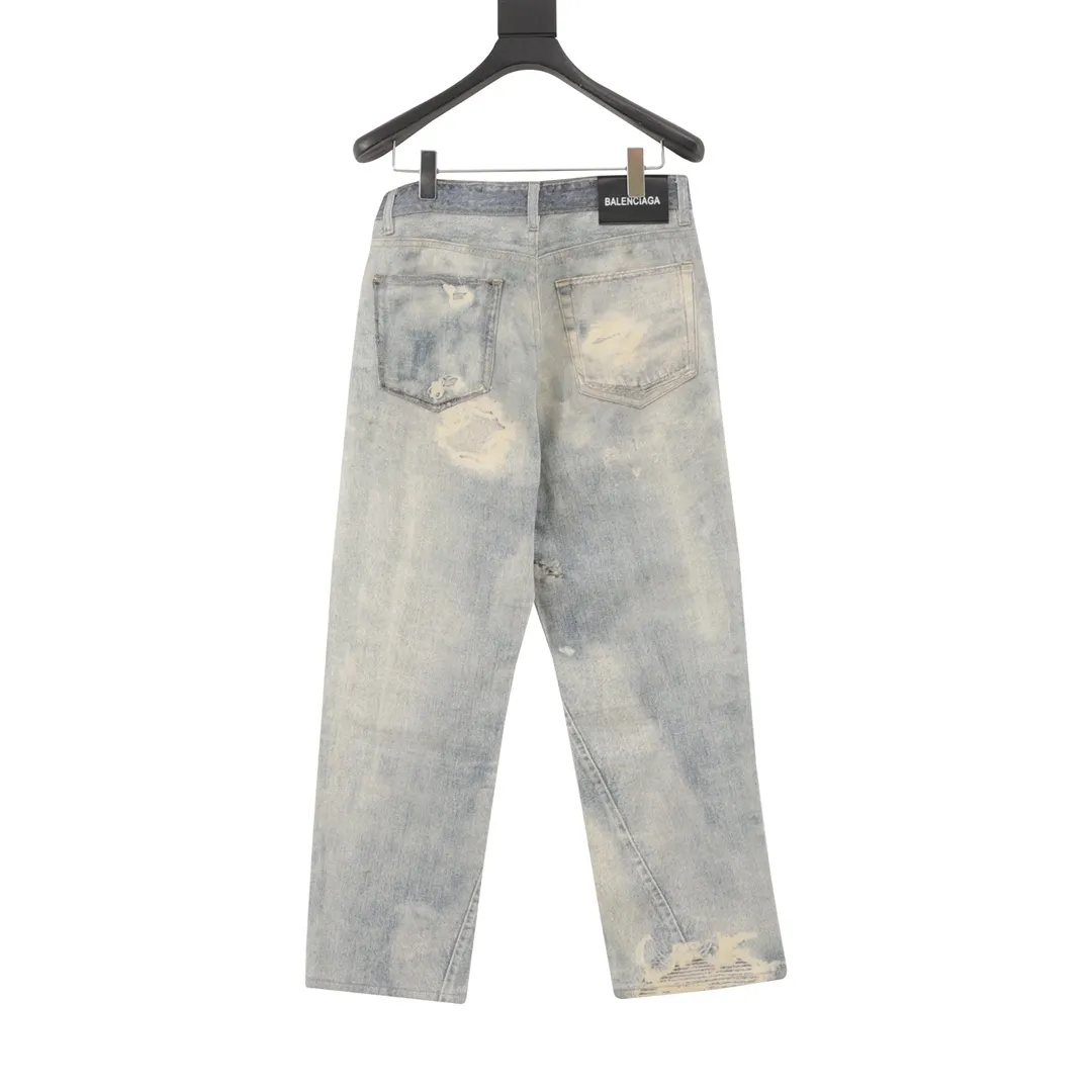 🅿️540 balenciaga/Balenciaga washed loose wide-leg jeans, heavy craftsmanship washed personalized series blue indigo, this color is simply a tailor-made style, full of autumn and winter feel. The design is simple and at the same time very personal. The genuine leather brand on the back waist has a retro atmosphere. Especially the rolled edge design is a second difference from ordinary jeans! If you look closely, you can see that every process and the texture are very fine and perfect. The overall texture of the upper body is very soft and skin-friendly but does not feel squishy. The good denim fabric is really stiff, making the jeans slim fit but not too close-fitting when worn, so that some imperfections in the figure will not be highlighted ~ size: 28-34