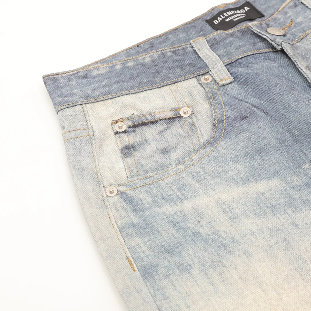 🅿️540 balenciaga/Balenciaga washed loose wide-leg jeans, heavy craftsmanship washed personalized series blue indigo, this color is simply a tailor-made style, full of autumn and winter feel. The design is simple and at the same time very personal. The genuine leather brand on the back waist has a retro atmosphere. Especially the rolled edge design is a second difference from ordinary jeans! If you look closely, you can see that every process and the texture are very fine and perfect. The overall texture of the upper body is very soft and skin-friendly but does not feel squishy. The good denim fabric is really stiff, making the jeans slim fit but not too close-fitting when worn, so that some imperfections in the figure will not be highlighted ~ size: 28-34