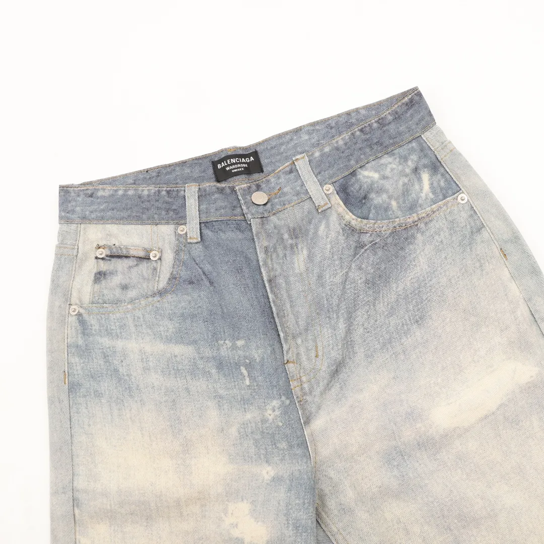 🅿️540 balenciaga/Balenciaga washed loose wide-leg jeans, heavy craftsmanship washed personalized series blue indigo, this color is simply a tailor-made style, full of autumn and winter feel. The design is simple and at the same time very personal. The genuine leather brand on the back waist has a retro atmosphere. Especially the rolled edge design is a second difference from ordinary jeans! If you look closely, you can see that every process and the texture are very fine and perfect. The overall texture of the upper body is very soft and skin-friendly but does not feel squishy. The good denim fabric is really stiff, making the jeans slim fit but not too close-fitting when worn, so that some imperfections in the figure will not be highlighted ~ size: 28-34