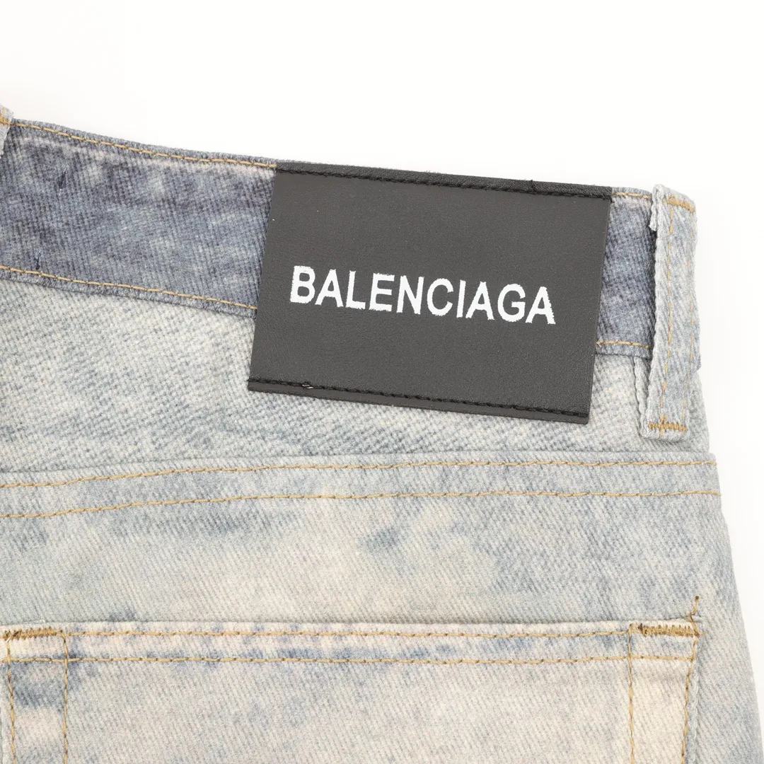 🅿️540 balenciaga/Balenciaga washed loose wide-leg jeans, heavy craftsmanship washed personalized series blue indigo, this color is simply a tailor-made style, full of autumn and winter feel. The design is simple and at the same time very personal. The genuine leather brand on the back waist has a retro atmosphere. Especially the rolled edge design is a second difference from ordinary jeans! If you look closely, you can see that every process and the texture are very fine and perfect. The overall texture of the upper body is very soft and skin-friendly but does not feel squishy. The good denim fabric is really stiff, making the jeans slim fit but not too close-fitting when worn, so that some imperfections in the figure will not be highlighted ~ size: 28-34