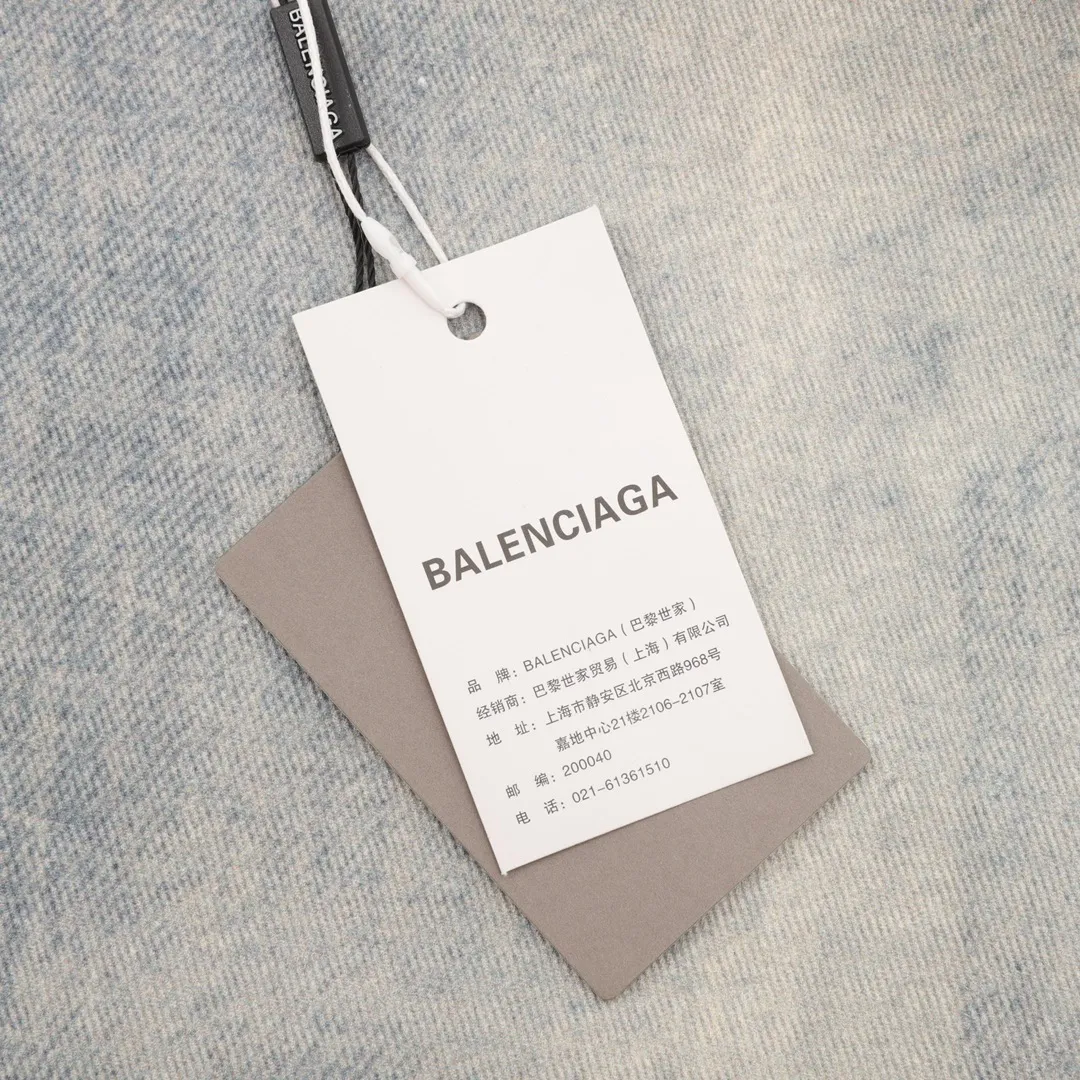 🅿️540 balenciaga/Balenciaga washed loose wide-leg jeans, heavy craftsmanship washed personalized series blue indigo, this color is simply a tailor-made style, full of autumn and winter feel. The design is simple and at the same time very personal. The genuine leather brand on the back waist has a retro atmosphere. Especially the rolled edge design is a second difference from ordinary jeans! If you look closely, you can see that every process and the texture are very fine and perfect. The overall texture of the upper body is very soft and skin-friendly but does not feel squishy. The good denim fabric is really stiff, making the jeans slim fit but not too close-fitting when worn, so that some imperfections in the figure will not be highlighted ~ size: 28-34