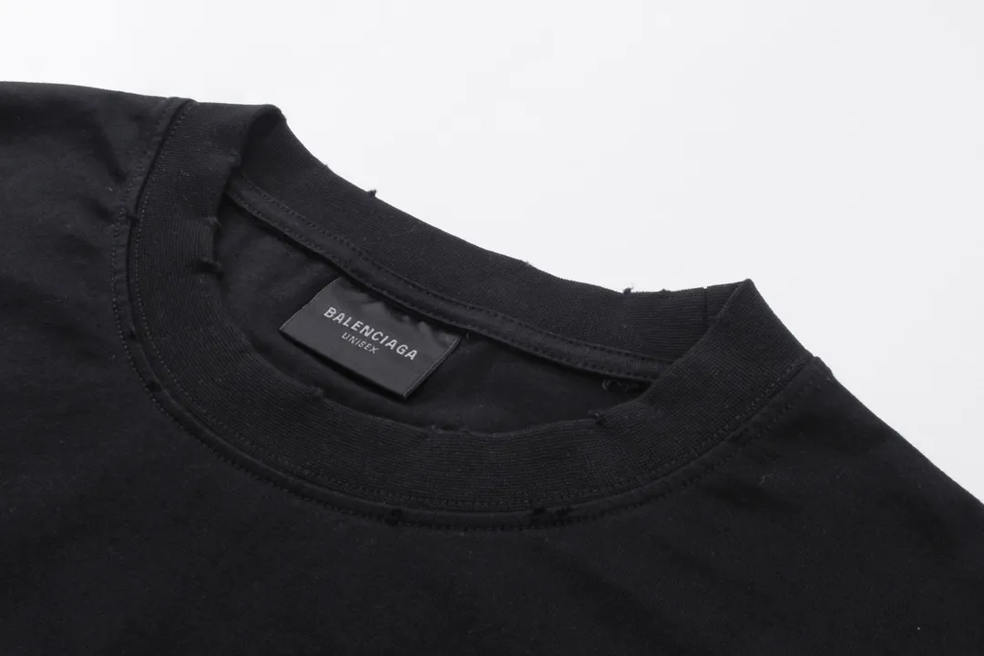 🅿️180 detailed pictures [Top version. Official website quality] BALENCI*GA/Paris BALENCI*GA# New model, double-ring LOGO classic embroidery, water-worn and damaged old short-sleeved T-shirt. Brick cabinet synchronization. The old and worn ZP is the same, welcome to compare. The fabric is made of Paris ZP custom-woven and dyed 100% cotton double-yarn compact cotton. The weight is 260 grams. The cloth surface is clean. The cloth pattern is clear. Soft and comfortable. Good color fastness. Not easy to change color. The threads are woven and dyed with no color difference. The embroidery uses a Tajima embroidery machine, the letters are three-dimensional, and the ready-made garments are washed, worn and worn, and are extremely heavy-duty. Jubie market makes goods based on pictures. Comparisons welcome. Restore the brick cabinet. The version adopts the OS loose shoulder version. Same style for men and women. Code: BL223331 Color: Black. Mi Xing Size: XS to L