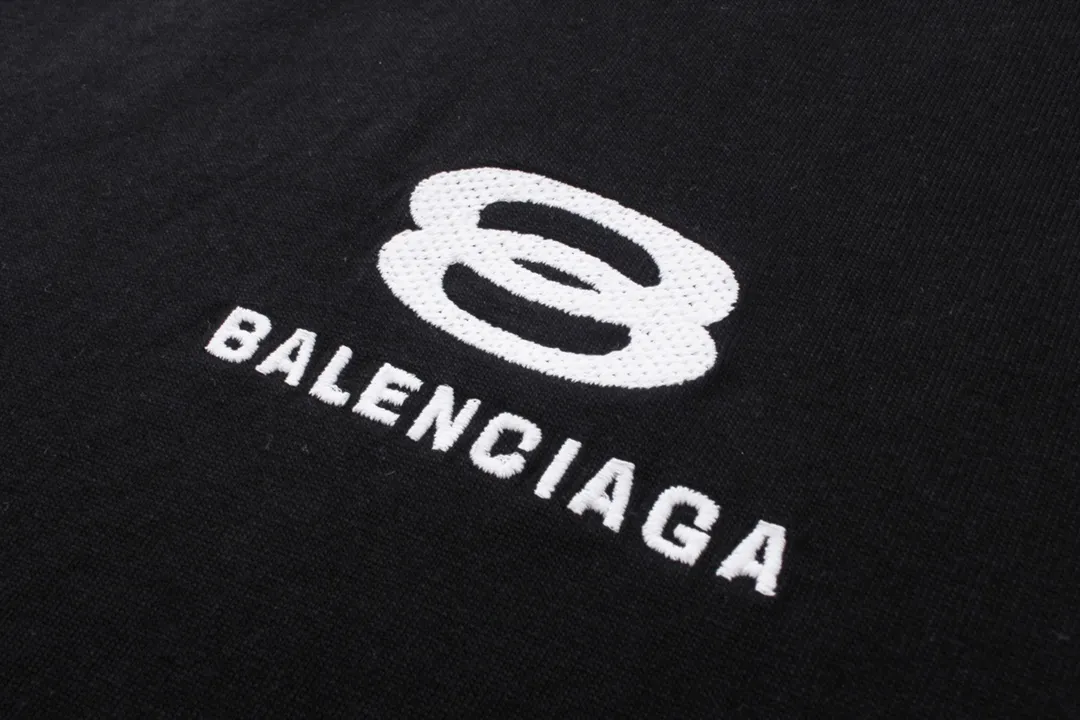 🅿️180 detailed pictures [Top version. Official website quality] BALENCI*GA/Paris BALENCI*GA# New model, double-ring LOGO classic embroidery, water-worn and damaged old short-sleeved T-shirt. Brick cabinet synchronization. The old and worn ZP is the same, welcome to compare. The fabric is made of Paris ZP custom-woven and dyed 100% cotton double-yarn compact cotton. The weight is 260 grams. The cloth surface is clean. The cloth pattern is clear. Soft and comfortable. Good color fastness. Not easy to change color. The threads are woven and dyed with no color difference. The embroidery uses a Tajima embroidery machine, the letters are three-dimensional, and the ready-made garments are washed, worn and worn, and are extremely heavy-duty. Jubie market makes goods based on pictures. Comparisons welcome. Restore the brick cabinet. The version adopts the OS loose shoulder version. Same style for men and women. Code: BL223331 Color: Black. Mi Xing Size: XS to L