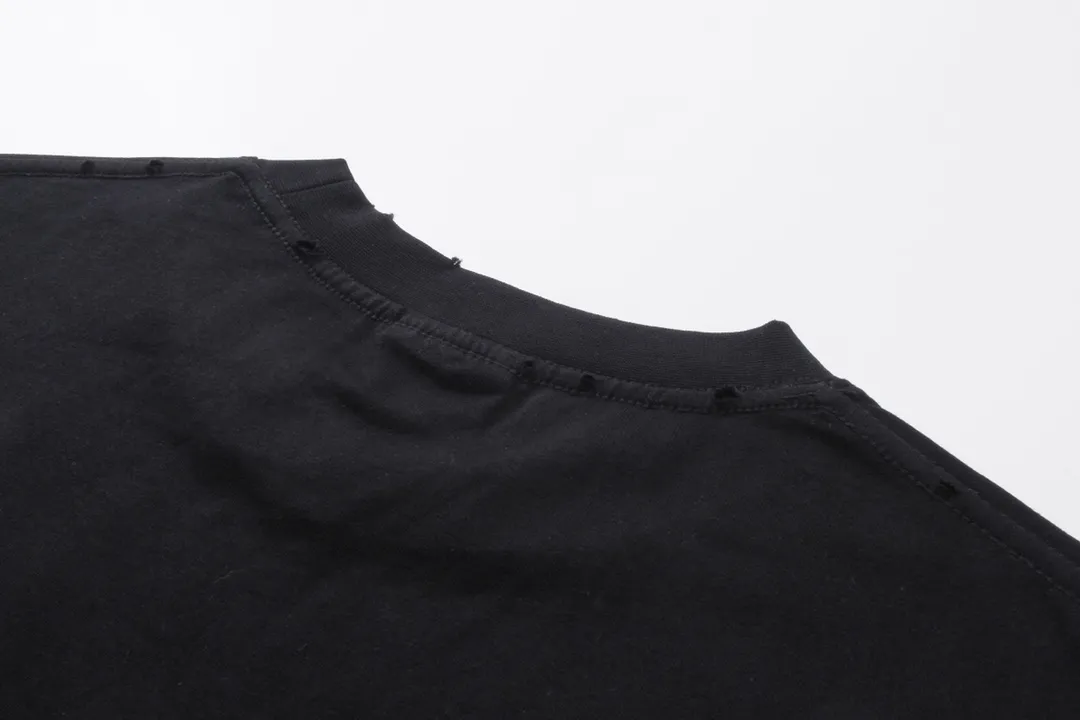 🅿️180 detailed pictures [Top version. Official website quality] BALENCI*GA/Paris BALENCI*GA# New model, double-ring LOGO classic embroidery, water-worn and damaged old short-sleeved T-shirt. Brick cabinet synchronization. The old and worn ZP is the same, welcome to compare. The fabric is made of Paris ZP custom-woven and dyed 100% cotton double-yarn compact cotton. The weight is 260 grams. The cloth surface is clean. The cloth pattern is clear. Soft and comfortable. Good color fastness. Not easy to change color. The threads are woven and dyed with no color difference. The embroidery uses a Tajima embroidery machine, the letters are three-dimensional, and the ready-made garments are washed, worn and worn, and are extremely heavy-duty. Jubie market makes goods based on pictures. Comparisons welcome. Restore the brick cabinet. The version adopts the OS loose shoulder version. Same style for men and women. Code: BL223331 Color: Black. Mi Xing Size: XS to L