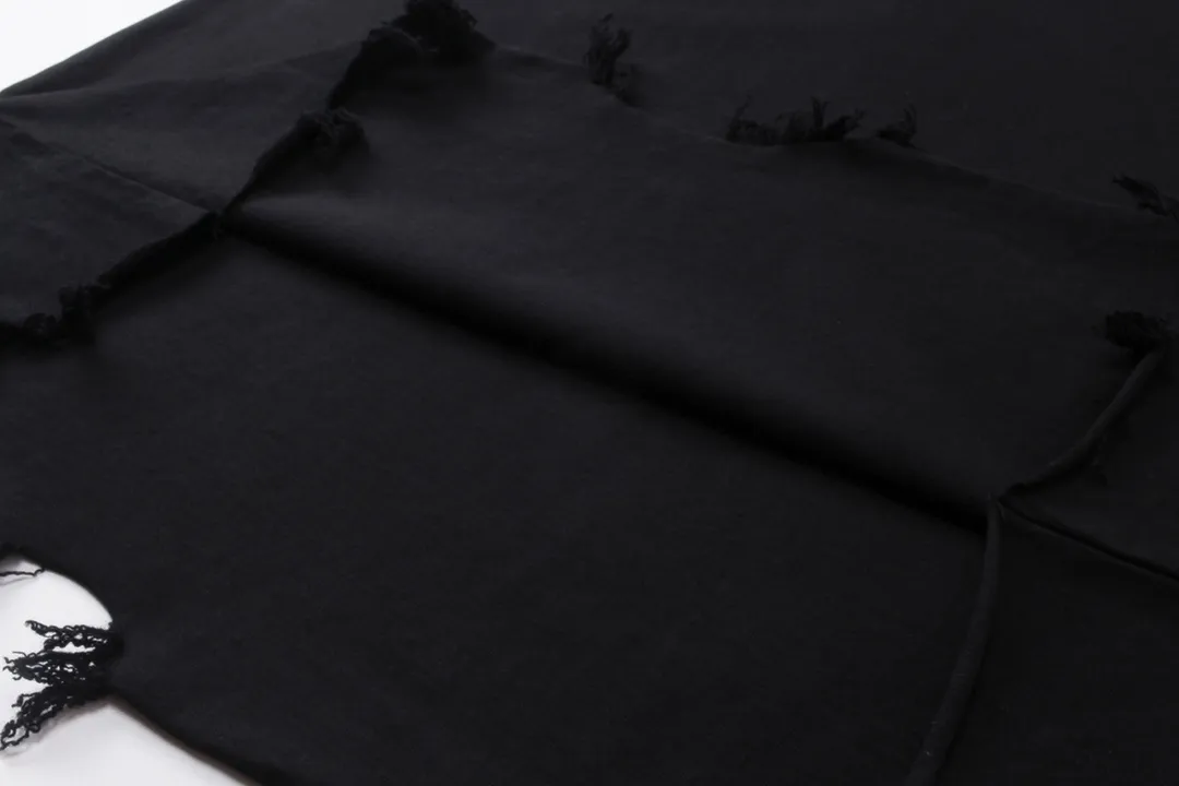 🅿️180 detailed pictures [Top version. Official website quality] BALENCI*GA/Paris BALENCI*GA# New model, double-ring LOGO classic embroidery, water-worn and damaged old short-sleeved T-shirt. Brick cabinet synchronization. The old and worn ZP is the same, welcome to compare. The fabric is made of Paris ZP custom-woven and dyed 100% cotton double-yarn compact cotton. The weight is 260 grams. The cloth surface is clean. The cloth pattern is clear. Soft and comfortable. Good color fastness. Not easy to change color. The threads are woven and dyed with no color difference. The embroidery uses a Tajima embroidery machine, the letters are three-dimensional, and the ready-made garments are washed, worn and worn, and are extremely heavy-duty. Jubie market makes goods based on pictures. Comparisons welcome. Restore the brick cabinet. The version adopts the OS loose shoulder version. Same style for men and women. Code: BL223331 Color: Black. Mi Xing Size: XS to L