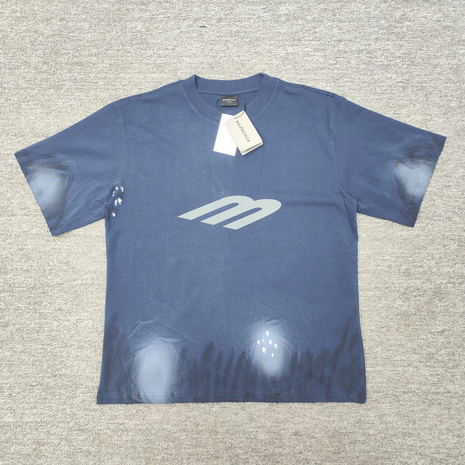 [New] Top version - BALENCIAGA-3B letters hand-painted graffiti frayed short-sleeved T-shirt. Original development of custom-woven fabric technology, washing and water treatment. High-gram weight 300-gram fabric, full texture, clean cloth surface, soft and comfortable. Solona thread custom dyeing without color difference. The front and sleeves are decorated with 3B stencil logo printing. High-density dot paste printing is a unique and advanced printing technology. The distribution of dots is very dense, so the printed pattern has extremely high clarity and resolution. Vintage plain cotton fabric is a high-quality cotton textile with compact spinning technology and high count. This fabric is soft, comfortable, breathable and hygroscopic, and its textile technology requirements are also high. The structure of pure cotton fabric is plain weave. The surface of the fabric is smooth and delicate, and the texture is tight. It has good moisture absorption, breathability and comfort, and can keep you dry and comfortable. Due to its tight spinning process, it also has good wrinkle resistance and durability, making it suitable for long-term wear or use. The new theory and process technology of dot printing can transform the color block color into a continuous tone color, and can improve the purity and stability of color reproduction. The dot paste feels soft and elastic, has bright colors and good saturation, and the surface is non-sticky and shiny; it can achieve the best effects of flatness, elasticity, fastness and feel. The fabric can produce the ideal hole effect during the washing process. Through special washing technology, the fabric undergoes a carefully controlled washing and wear process to form a natural and unique hole pattern. Special dyeing and distressing techniques are used to enhance the natural and retro feel of the hole effect. os dropped shoulders and loose fit. Same style for men and women. Color: Royal Blue Size: XS-L P:310