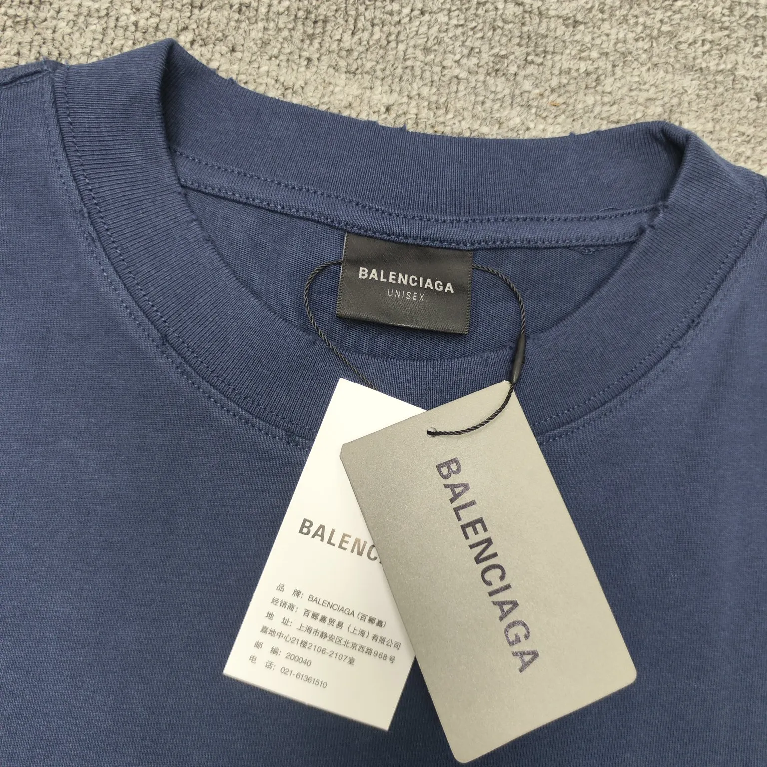 [New] Top version - BALENCIAGA-3B letters hand-painted graffiti frayed short-sleeved T-shirt. Original development of custom-woven fabric technology, washing and water treatment. High-gram weight 300-gram fabric, full texture, clean cloth surface, soft and comfortable. Solona thread custom dyeing without color difference. The front and sleeves are decorated with 3B stencil logo printing. High-density dot paste printing is a unique and advanced printing technology. The distribution of dots is very dense, so the printed pattern has extremely high clarity and resolution. Vintage plain cotton fabric is a high-quality cotton textile with compact spinning technology and high count. This fabric is soft, comfortable, breathable and hygroscopic, and its textile technology requirements are also high. The structure of pure cotton fabric is plain weave. The surface of the fabric is smooth and delicate, and the texture is tight. It has good moisture absorption, breathability and comfort, and can keep you dry and comfortable. Due to its tight spinning process, it also has good wrinkle resistance and durability, making it suitable for long-term wear or use. The new theory and process technology of dot printing can transform the color block color into a continuous tone color, and can improve the purity and stability of color reproduction. The dot paste feels soft and elastic, has bright colors and good saturation, and the surface is non-sticky and shiny; it can achieve the best effects of flatness, elasticity, fastness and feel. The fabric can produce the ideal hole effect during the washing process. Through special washing technology, the fabric undergoes a carefully controlled washing and wear process to form a natural and unique hole pattern. Special dyeing and distressing techniques are used to enhance the natural and retro feel of the hole effect. os dropped shoulders and loose fit. Same style for men and women. Color: Royal Blue Size: XS-L P:310