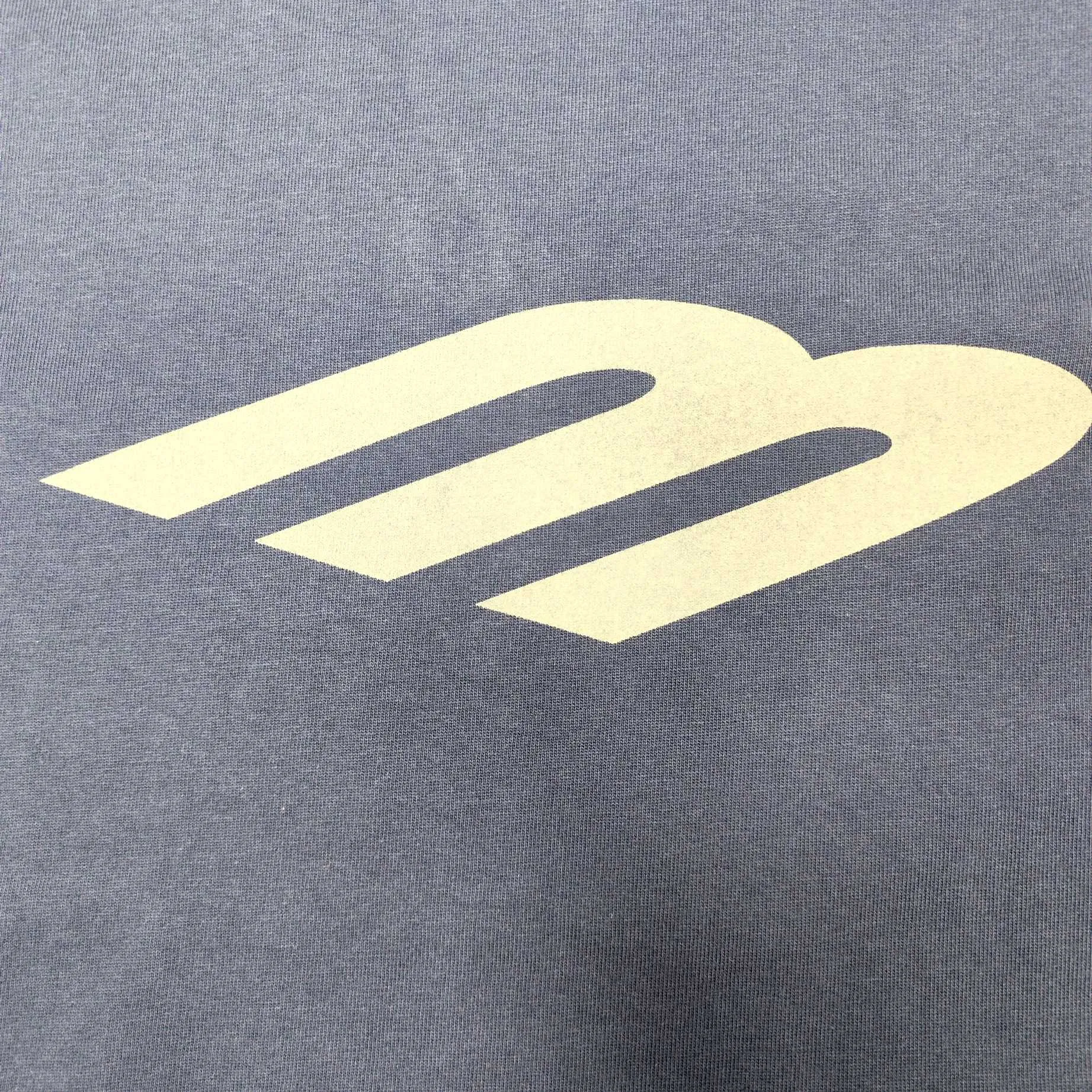 [New] Top version - BALENCIAGA-3B letters hand-painted graffiti frayed short-sleeved T-shirt. Original development of custom-woven fabric technology, washing and water treatment. High-gram weight 300-gram fabric, full texture, clean cloth surface, soft and comfortable. Solona thread custom dyeing without color difference. The front and sleeves are decorated with 3B stencil logo printing. High-density dot paste printing is a unique and advanced printing technology. The distribution of dots is very dense, so the printed pattern has extremely high clarity and resolution. Vintage plain cotton fabric is a high-quality cotton textile with compact spinning technology and high count. This fabric is soft, comfortable, breathable and hygroscopic, and its textile technology requirements are also high. The structure of pure cotton fabric is plain weave. The surface of the fabric is smooth and delicate, and the texture is tight. It has good moisture absorption, breathability and comfort, and can keep you dry and comfortable. Due to its tight spinning process, it also has good wrinkle resistance and durability, making it suitable for long-term wear or use. The new theory and process technology of dot printing can transform the color block color into a continuous tone color, and can improve the purity and stability of color reproduction. The dot paste feels soft and elastic, has bright colors and good saturation, and the surface is non-sticky and shiny; it can achieve the best effects of flatness, elasticity, fastness and feel. The fabric can produce the ideal hole effect during the washing process. Through special washing technology, the fabric undergoes a carefully controlled washing and wear process to form a natural and unique hole pattern. Special dyeing and distressing techniques are used to enhance the natural and retro feel of the hole effect. os dropped shoulders and loose fit. Same style for men and women. Color: Royal Blue Size: XS-L P:310