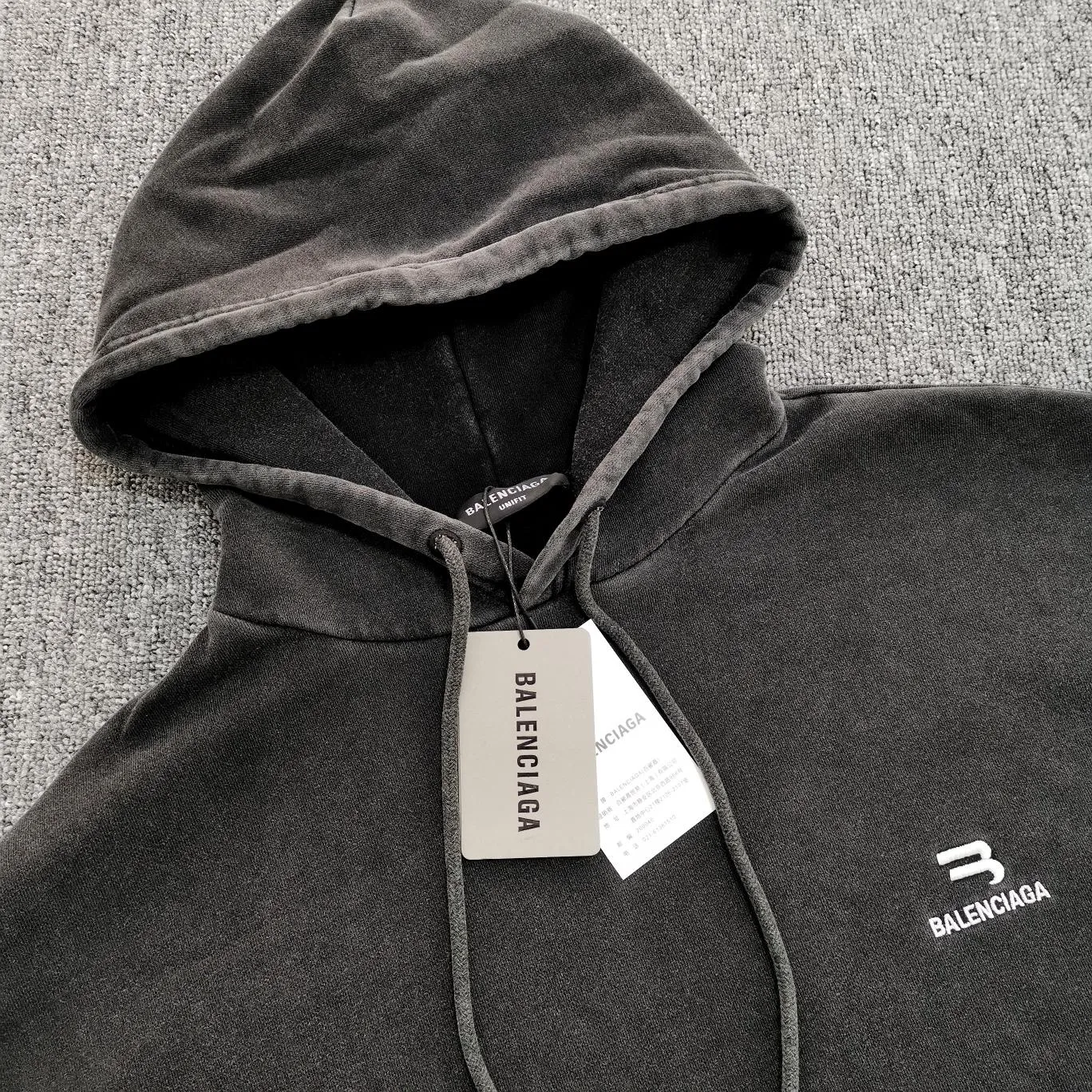 Additional details——Spring and autumn top-notch proven version BALENCIAGA Balenciaga’s new LOGO inverted chest embroidery print men’s and women’s couple star’s same style pure cotton hoodie sweatshirt adopts imported Tajima embroidery printing, the printing texture is clear and full! Ready-made garments are washed, fried and sanded with snowflakes. The scrap rate is very high and the sense of craftsmanship is strong. The threads and fabrics of the whole garment are produced in the same vat. There is 0 color difference. It uses a 460g double-ply David's coat. It can weigh up to 470g after being washed and feels thick and solid. Accessories: butter paper with logo, three-label synchronized official website. Size: XS-L Color: washed black P: 430