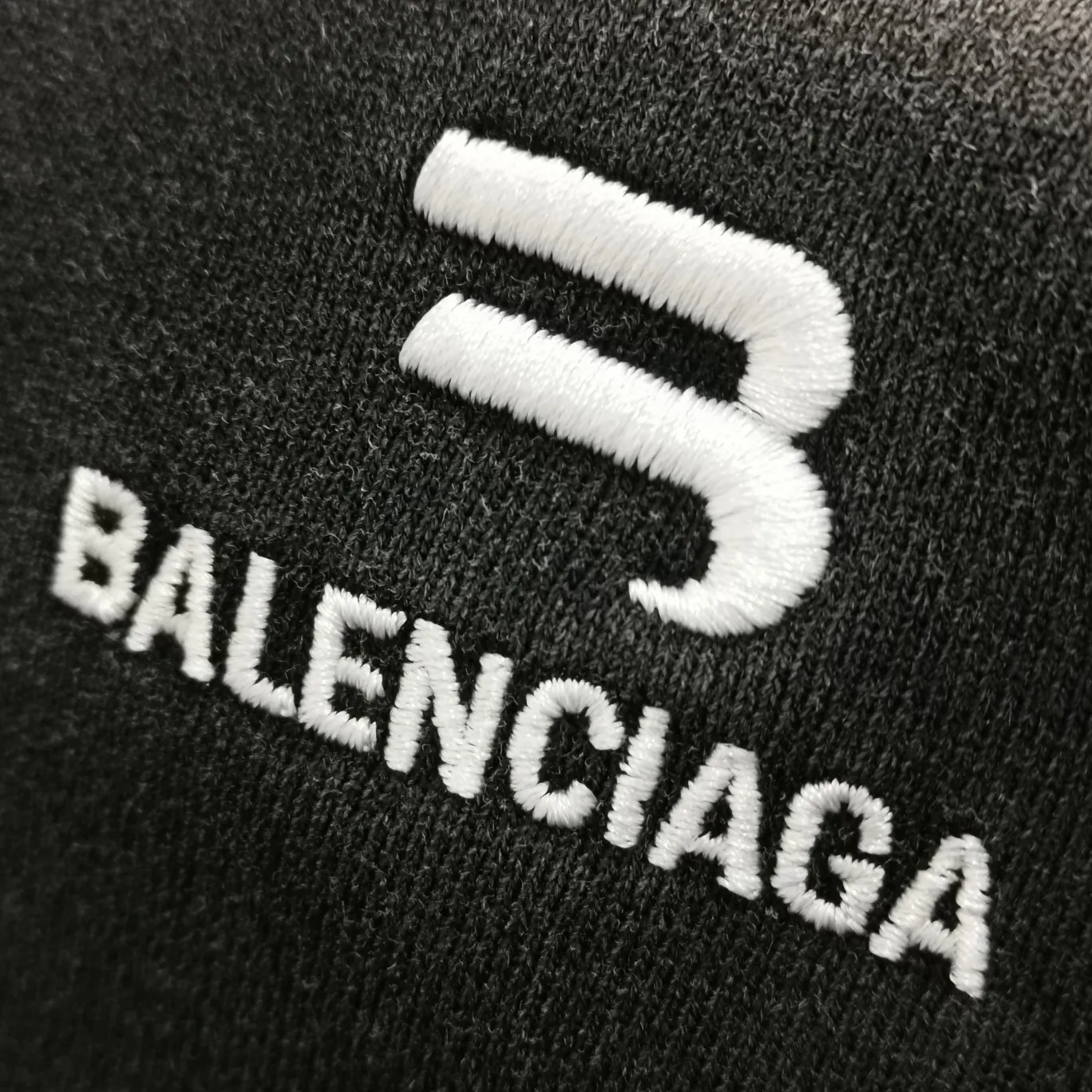 Additional details——Spring and autumn top-notch proven version BALENCIAGA Balenciaga’s new LOGO inverted chest embroidery print men’s and women’s couple star’s same style pure cotton hoodie sweatshirt adopts imported Tajima embroidery printing, the printing texture is clear and full! Ready-made garments are washed, fried and sanded with snowflakes. The scrap rate is very high and the sense of craftsmanship is strong. The threads and fabrics of the whole garment are produced in the same vat. There is 0 color difference. It uses a 460g double-ply David's coat. It can weigh up to 470g after being washed and feels thick and solid. Accessories: butter paper with logo, three-label synchronized official website. Size: XS-L Color: washed black P: 430